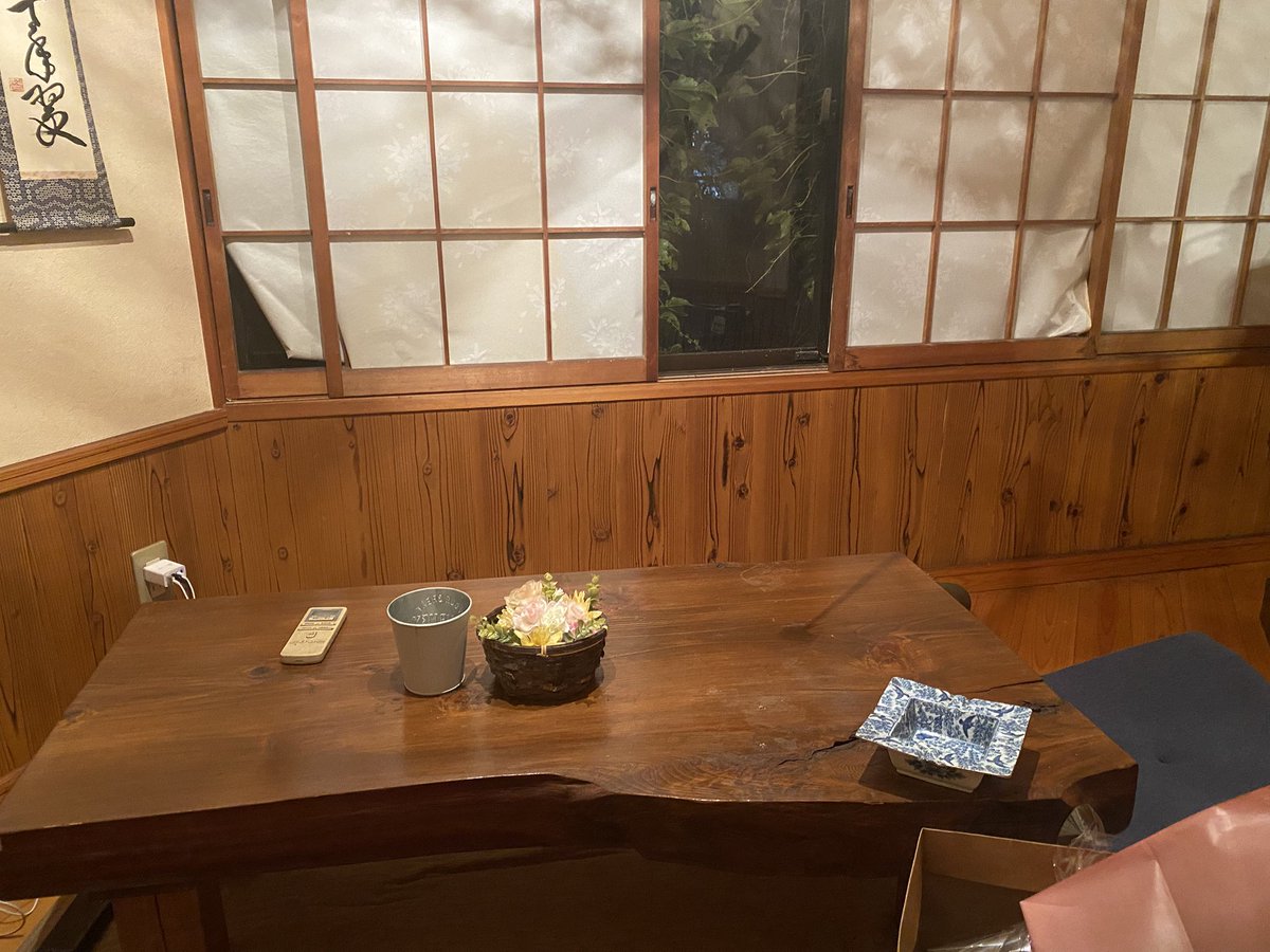 nihonsushikai's tweet photo. 静岡県島田市金谷「居酒屋ひさ」
新金谷駅から徒歩1分程、線路際で灯る赤提灯が目印。店内はL字型のカウンターに小上がり。お母様の時代からこの地で営業を続ける。店内にメニューは無くケースに入った食材を選んで注文する。陽気な常連さんとも会話が弾む、フレンドリーな酒場に再訪を誓う。 https://t.co/SdwXiiuYUZ