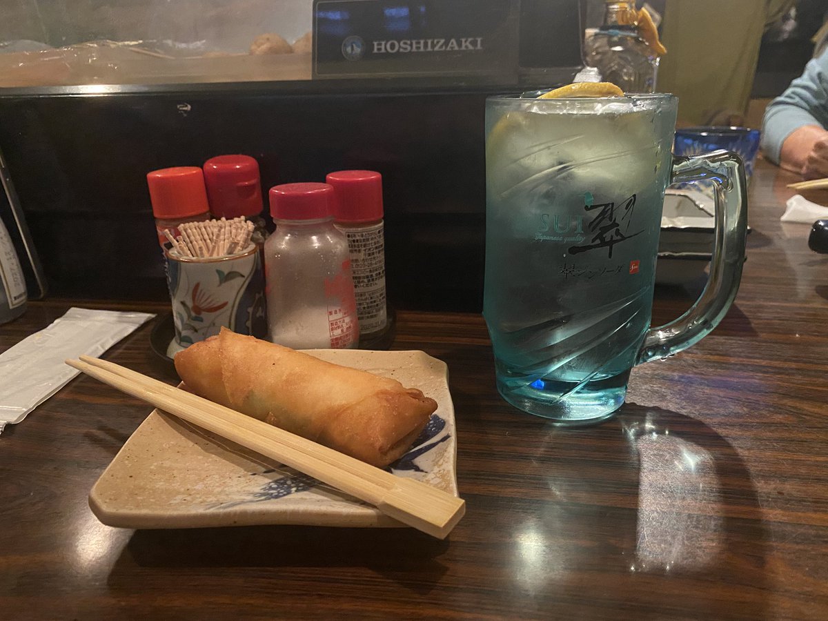 nihonsushikai's tweet photo. 静岡県島田市金谷「居酒屋ひさ」
新金谷駅から徒歩1分程、線路際で灯る赤提灯が目印。店内はL字型のカウンターに小上がり。お母様の時代からこの地で営業を続ける。店内にメニューは無くケースに入った食材を選んで注文する。陽気な常連さんとも会話が弾む、フレンドリーな酒場に再訪を誓う。 https://t.co/SdwXiiuYUZ