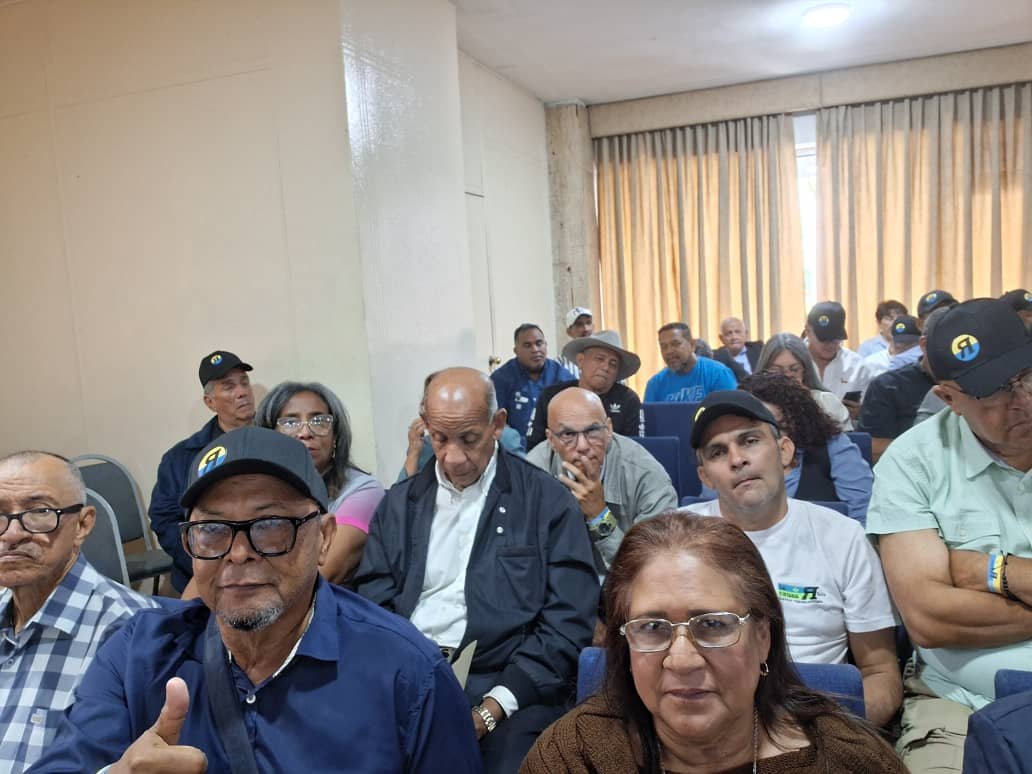 allerim62's tweet photo. #26sep26 #Caracas Delegación de #Caroni y #Heres #Piar presentes en XXV Asamblea Nacional de La Causa R donde se realizó un rencuentro político con los delegados Estadales y dirigencia Nacional. https://t.co/J7BE6rTCas