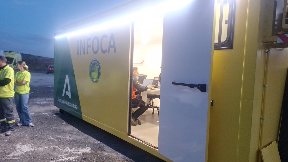 Plan_INFOCA's tweet photo. 🔴 ACTUALIZAMOS #IFIgualeja | Situación Operativa 1
MEDIOS:
🚁 1 ligero, 2 semipesado, 1 mando
🛩️ 2 carga tierra, 2 #FOCA, 1 coordinación
👩🚒 140 bomberos forestales, 4 #TOP, 2 #TEX, 1 #SubdirCOP, 2 logística, 1 #EMIF, 2 #AAMM
🚒 7 autobomba
📡 1 #UMMT, 1 #MOT 1 #USISEM
🩺 1 #UMIF https://t.co/MPWwNctEPz