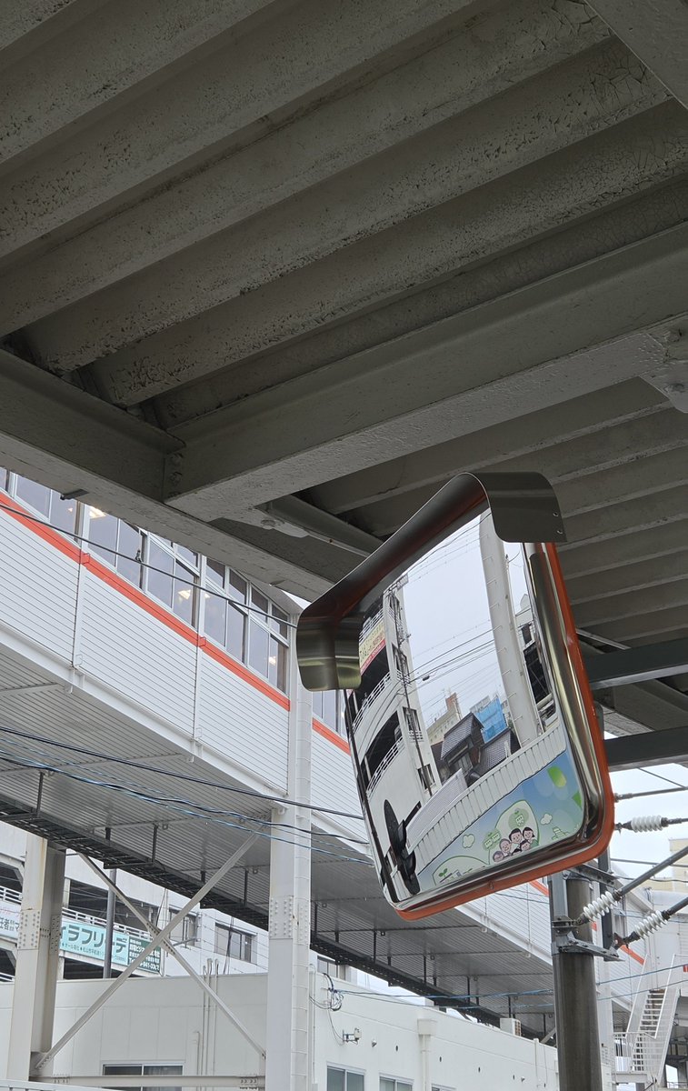 rakucraw's tweet photo. 市駅と梅津寺行きました！
梅津寺駅横の踏切が綺麗になってた。
雨でしたがいつ来てもいいですね～✨ https://t.co/28SNizp7UX