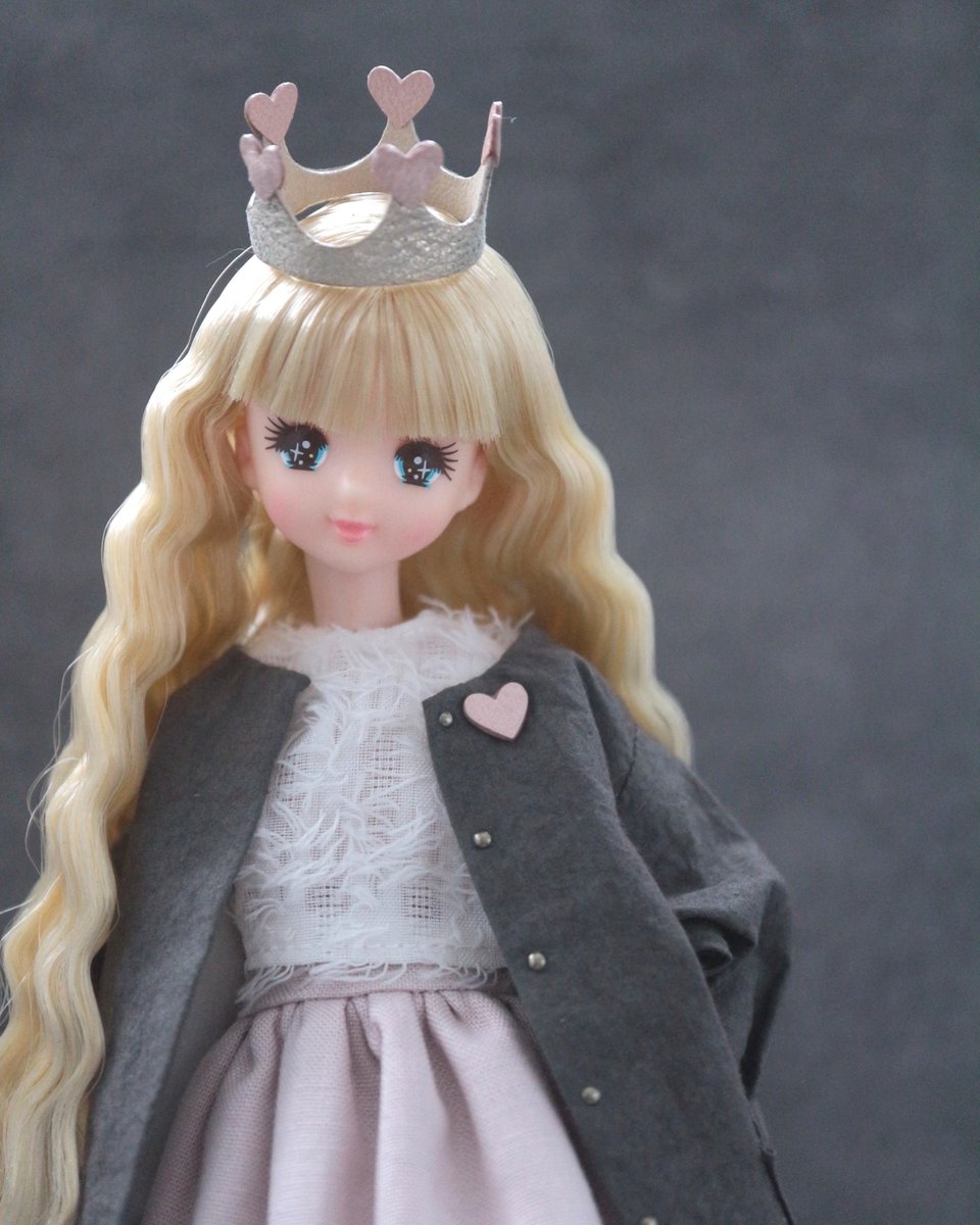 tomo_cotin's tweet photo. 久々に1/6サイズのスカート作った！
他は妹のワードローブから拝借だし、なんなら妹に撮ってもらったw https://t.co/QMHDLA2JdQ