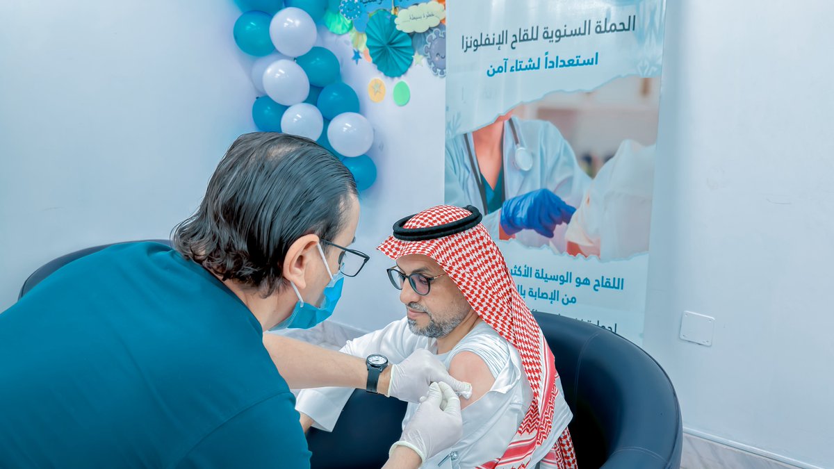 NGH_MOH's tweet photo. بالتزامن مع انطلاق حملة التطعيم ضد الإنفلونزا الموسمية

دشّن المدير التنفيذي لمستشفى نمرة العام 
أخصائي أول/ هاني بن أحمد المنتشري الحملة بمركز الرعاية الصحية الأولية بنمرة تعزيزًا للوقاية وحماية صحة المجتمع

لقاحك اليوم... وقايةٌ تعزز صحتك وتحمي مجتمعك.

#لتبقى_مكة_بصحة https://t.co/asUhwQObK5