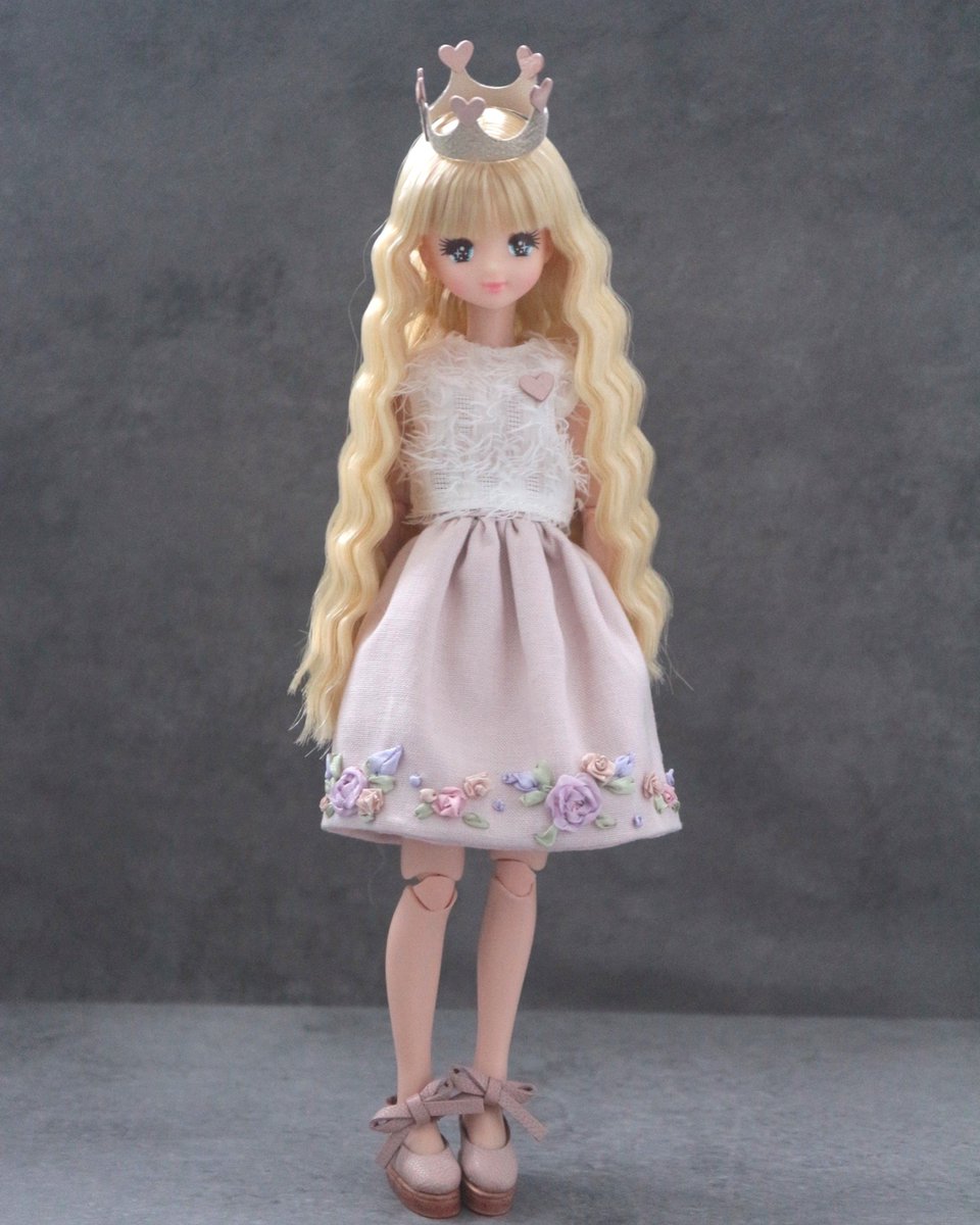 tomo_cotin's tweet photo. 久々に1/6サイズのスカート作った！
他は妹のワードローブから拝借だし、なんなら妹に撮ってもらったw https://t.co/QMHDLA2JdQ