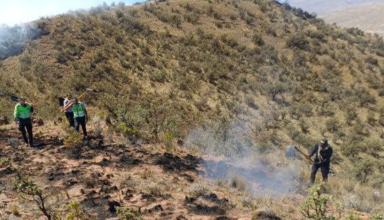 COENPeru's tweet photo. 📢 Puno: dos #IncendiosForestales iniciaron entre el 25 y 26 de setiembre en los distritos #Putina y #Juliaca. En el primero, efectivos de la @PoliciaPeru y personal de Seguridad Ciudadana del municipio provincial, con apoyo de la población organizada, controlaron el fuego, pero continúan las labores de extinción. (1/2)