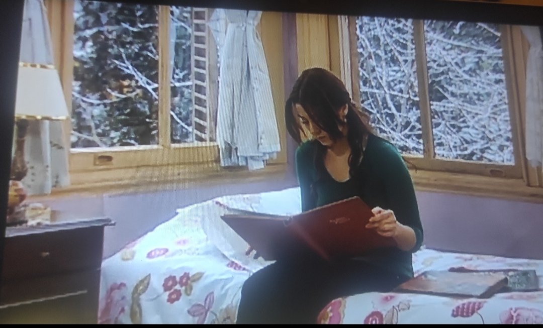 thecatyusha's tweet photo. Kaçmak istedikleri ev... Pencereden bakıyorsun, kartpostal gibi. İçeceğini al, yatağa kurul, insan saatlerce kitap okuyabilir burada. Ya da ne bileyim başka bir şey. Bi kıymetini bilemediniz, gözünüzü koca bürüdü resmen. https://t.co/jMfOOr5fPu