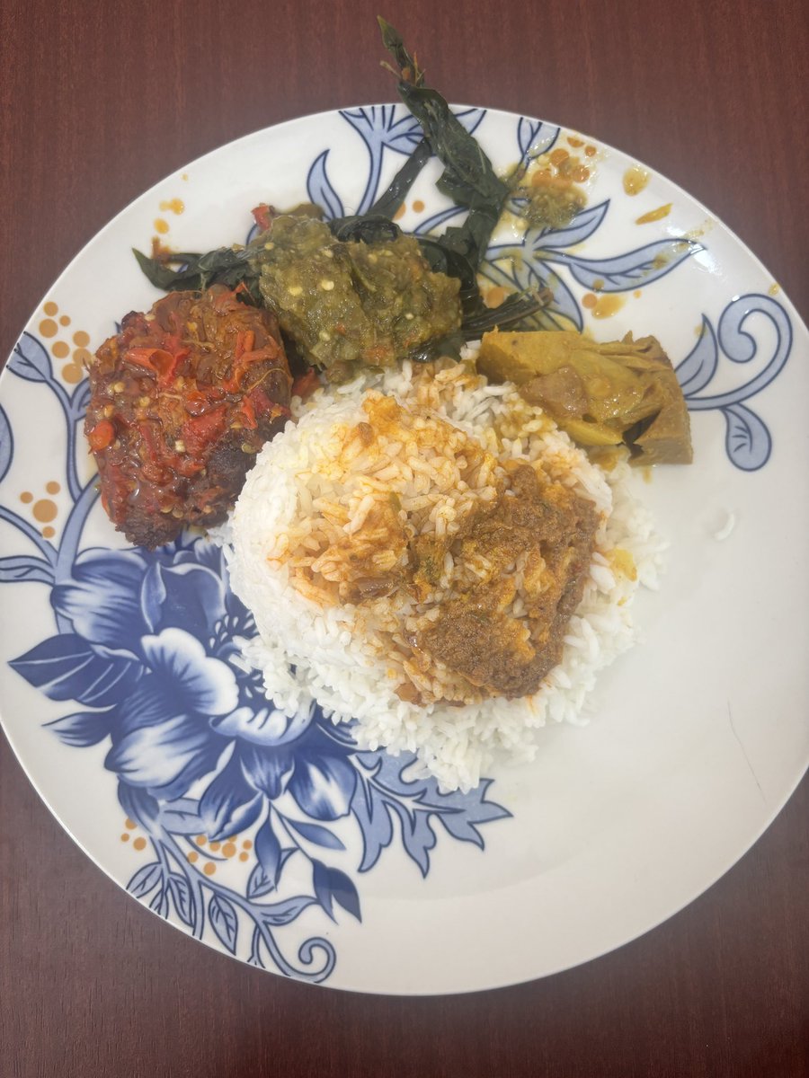 wesmove's tweet photo. Selesai bersih-bersih kembali kita isi tenaga dengan seporsi nasi padang dengan lauk “dendeng balado” https://t.co/37FMCxD5Rl