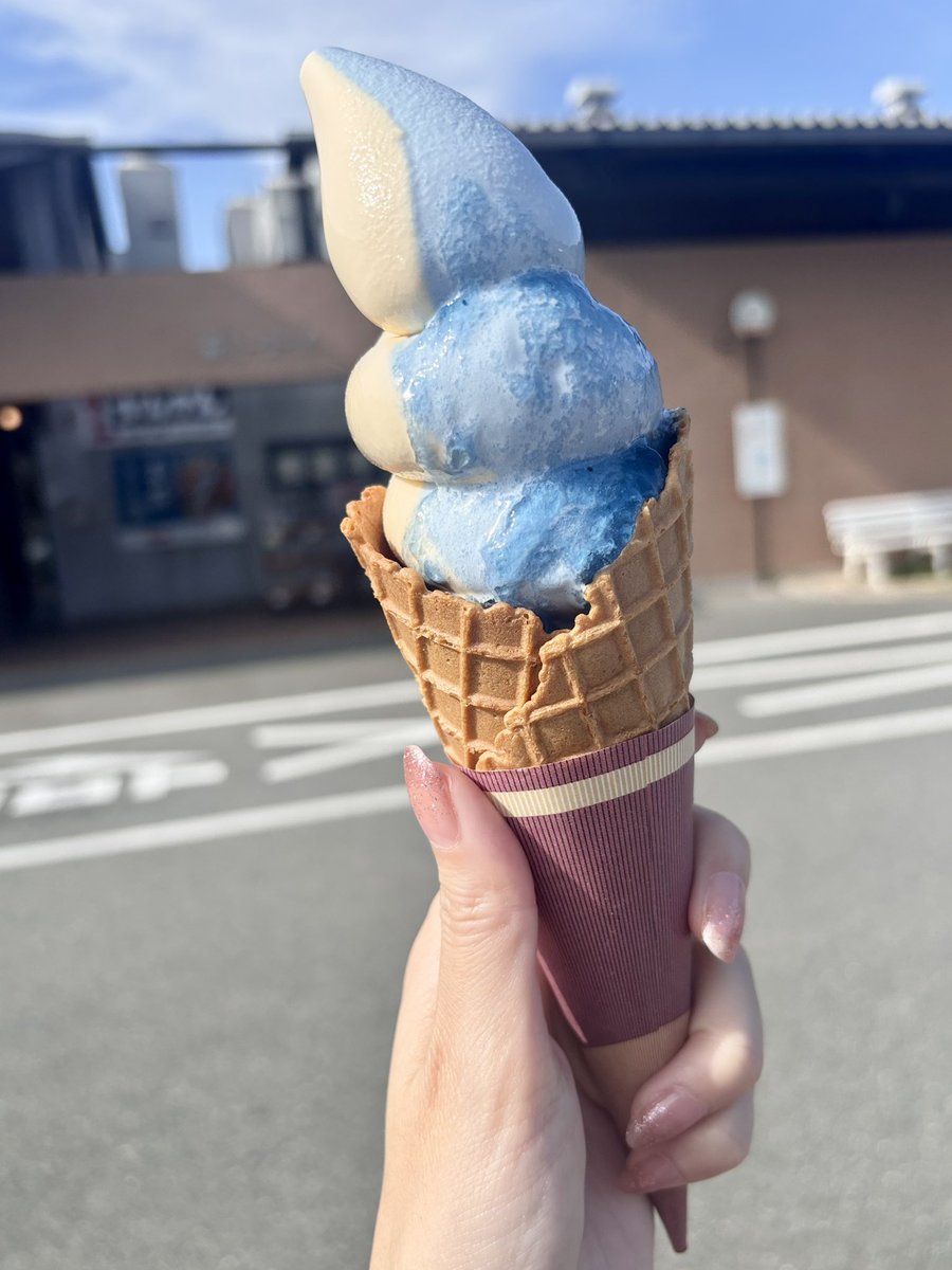 kaede_roza's tweet photo. 連休中に山口の長門、萩に行ってきました。
元乃隅神社は赤い鳥居、青い海、緑の大地のコントラストが美しい神社。現在は鳥居の修繕工事の為、鳥居が通行不可…！
仙崎の道の駅センザキッチンでお土産を購入。
萩では萩城跡を見て、萩しーまーとの中にある萩ぷりん亭で渚&amp;ぷりんミックスで糖分補給です https://t.co/Tcvrf5Qq14