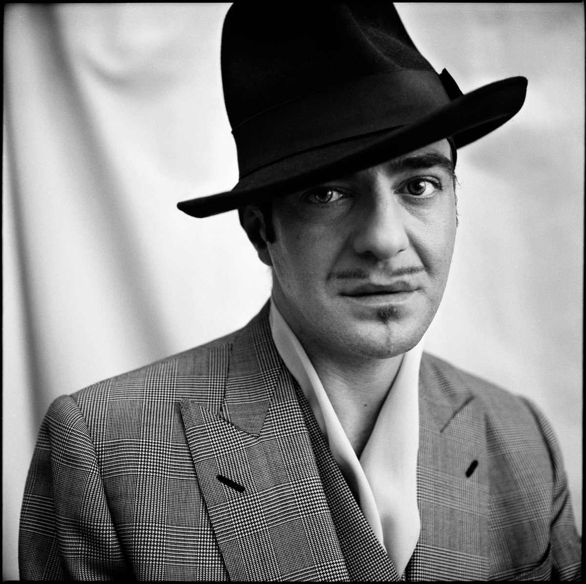 show_57_18's tweet photo. تصوير Esquire México بتاريخ 31 أغسطس 2026. قد تكون الصورة بالأبيض والأسود لشخص أو أكثر، مع قبعة وسترة سهرة وقبعة بولر ونص. https://t.co/3BAHhIvDzq