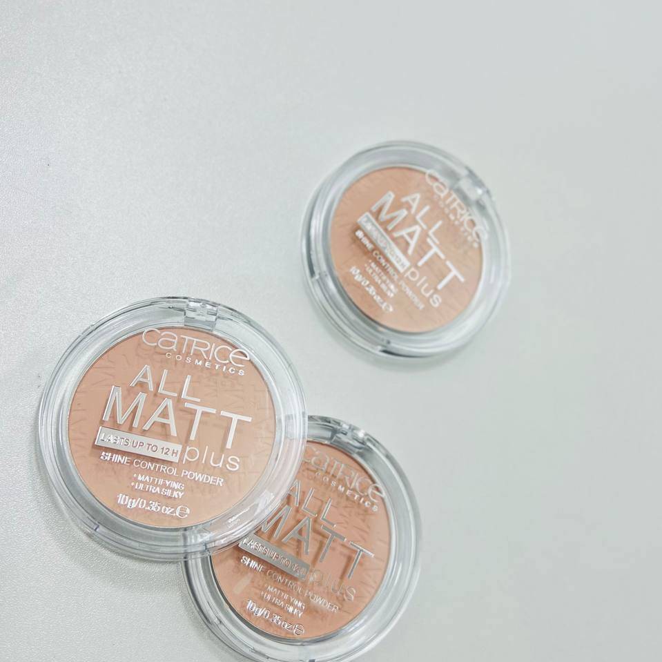 NikoRapper's tweet photo. ثبّتي مكياجك بإطلالة مخملية طوال اليوم مع بودرة Catrice ALL MATT Plus. تمنحك بشرة مطفية وناعمة بلا لمعان حتى 12 ساعة. متوفرة الآن: قطعة بـ10، قطعتان بـ13. https://t.co/J0YOfYxca9