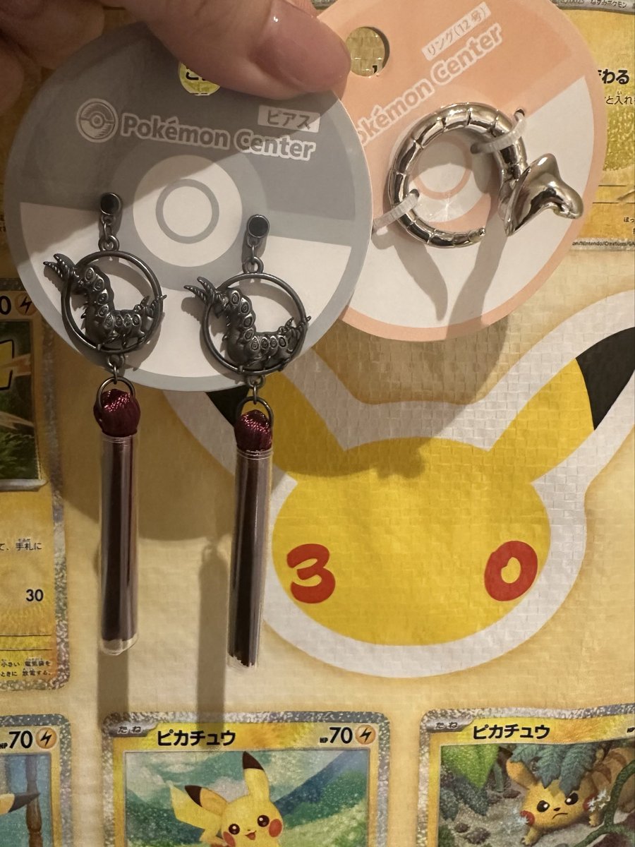 pika_1225's tweet photo. いたぁぁぁぁっ！！
(お前オンラインで買ってたよな？)
さっきのとこで売ってなかった大きいショッパーもあって行った甲斐があった…
良いんです！ピアスなんてなんぼあったって！
パーツ取れるかもだしね！うん！
フシデちゃんはいなかった… https://t.co/Bqb4ogSthB