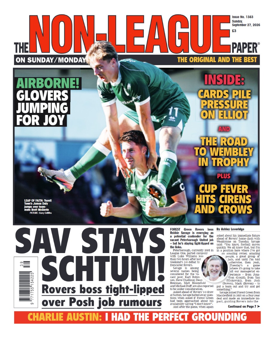 NonLeaguePaper's tweet photo. 🗞️ 𝐅𝐑𝐎𝐍𝐓 𝐏𝐀𝐆𝐄 🗞️

🤐 Robbie Savage tight-lipped on Posh rumours
💥 Woking thrash Carlisle to add to Rob Elliot’s woes
🏆 FA Trophy action & FA Cup previews
🎙️ Charlie Austin interview

The Non League Paper is on sale NOW! Grab a copy or subscribe here 👇 https://t.co/NIJTjg2LvP