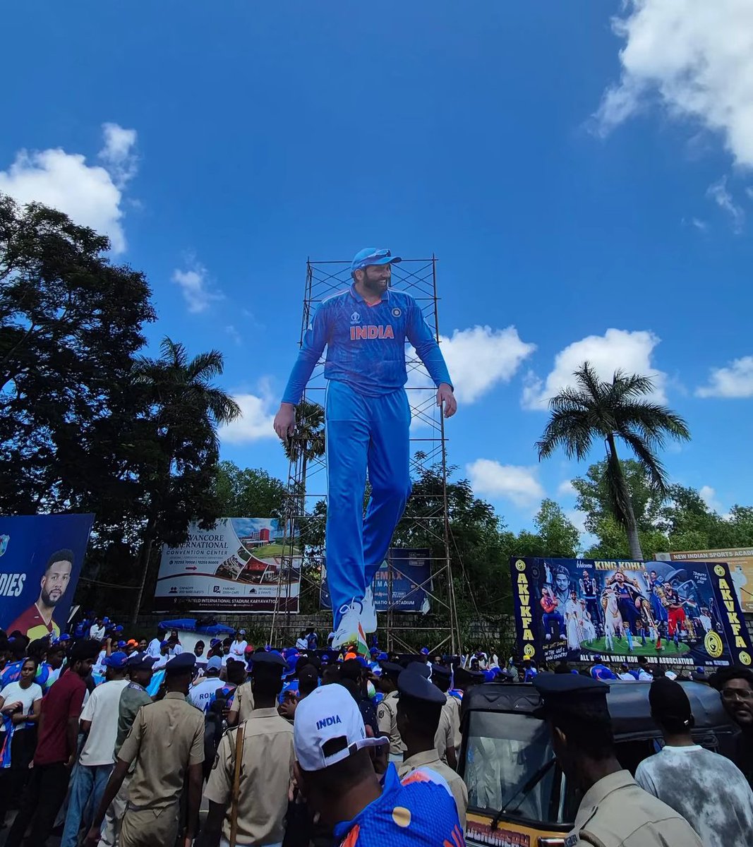 hitmanfanfollow's tweet photo. A massive crowd gathered around Rohit Sharma’s cutout! 🔥 

- The craze is unreal! 🫡❤️ https://t.co/CwhZTu8tsm