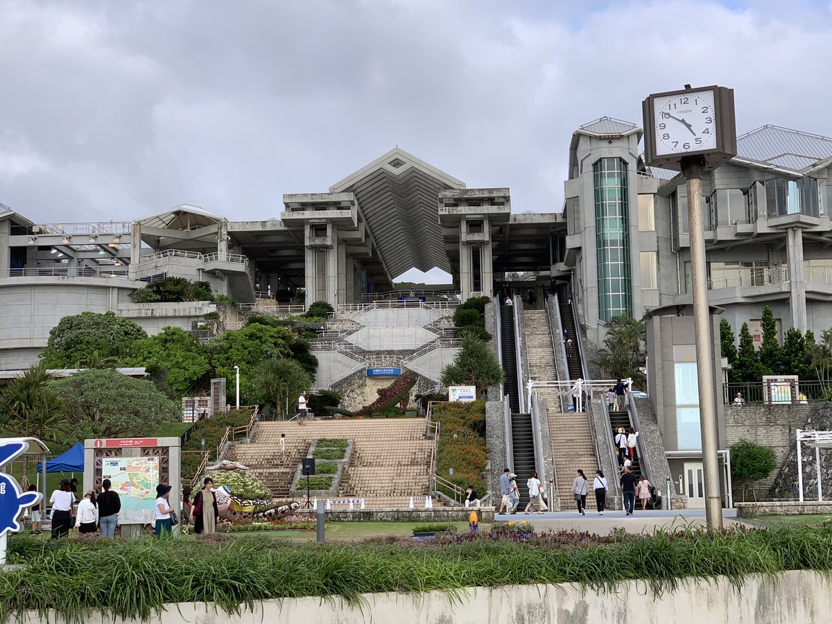 deepannai's tweet photo. 【美ら海水族館とジャングリアの違い】
・美ら海水族館　・ジャングリア
海洋生物　　　　恐竜
2,180円　　　　6,930円
駐車場タダ　　　駐車場2,000円
天候関係なし　　雨天厳しい
沖縄感全開　　　ジャングル…
海が目の前　　　山の中…
海洋博公園の中　周り何もねえ

最初から“勝負あり”な気が… https://t.co/JMjVWgziUx