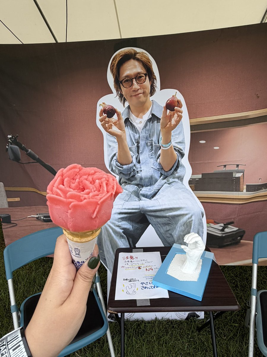 real_jfn's tweet photo. #ACMF2026 休憩時間も #リアラジ ブースでは #高橋優 等身大パネルとリアル手形と写真撮影できます📸
マイクに想いをぶつけてもらってもOKですのでぜひ遊びに来てくださいね🫶 https://t.co/oRnm7kCCF9