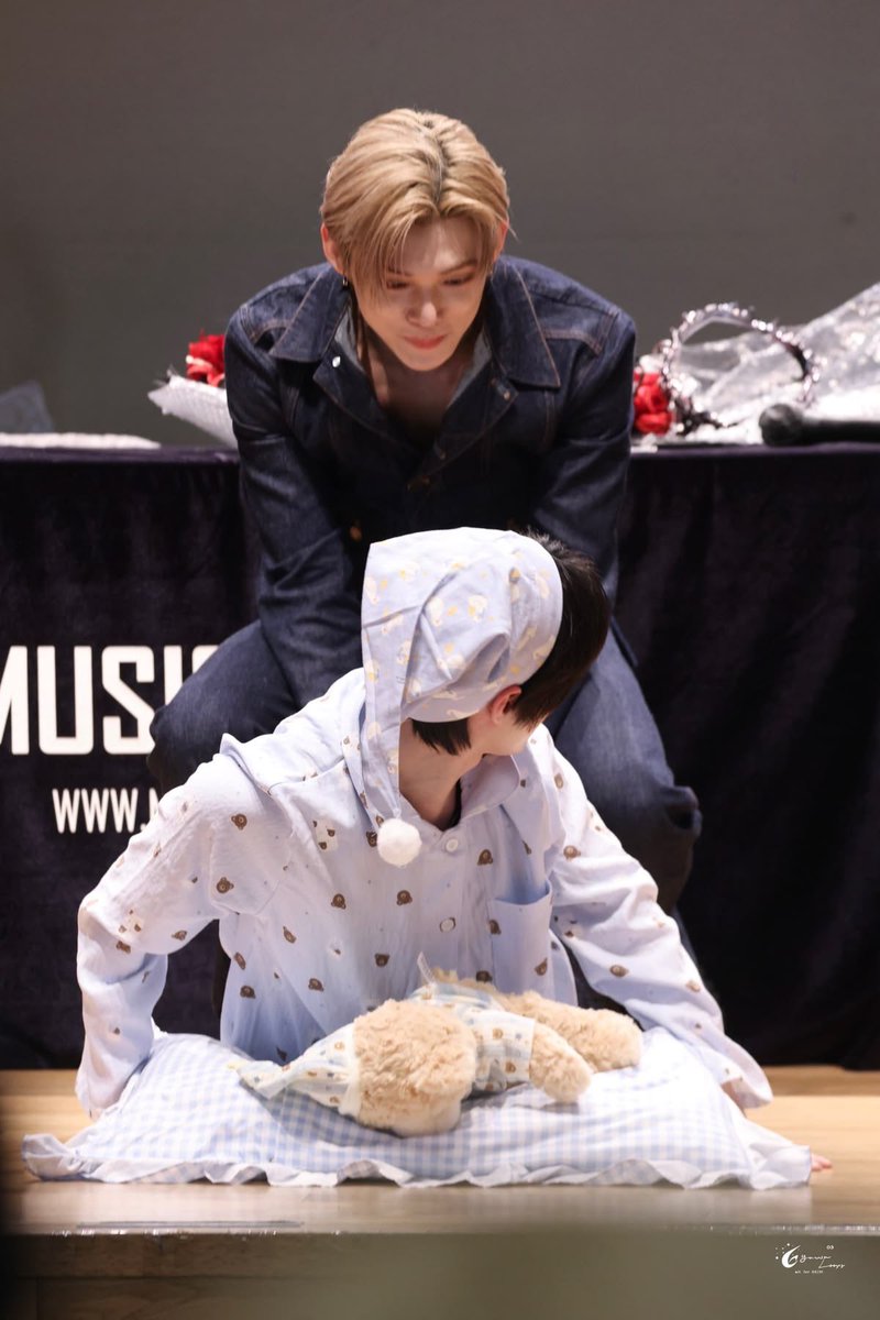 913kkyu's tweet photo. i wonder if beomjun are aware of just how often they end up in some sort of variation of this exact position https://t.co/a70oy702kP