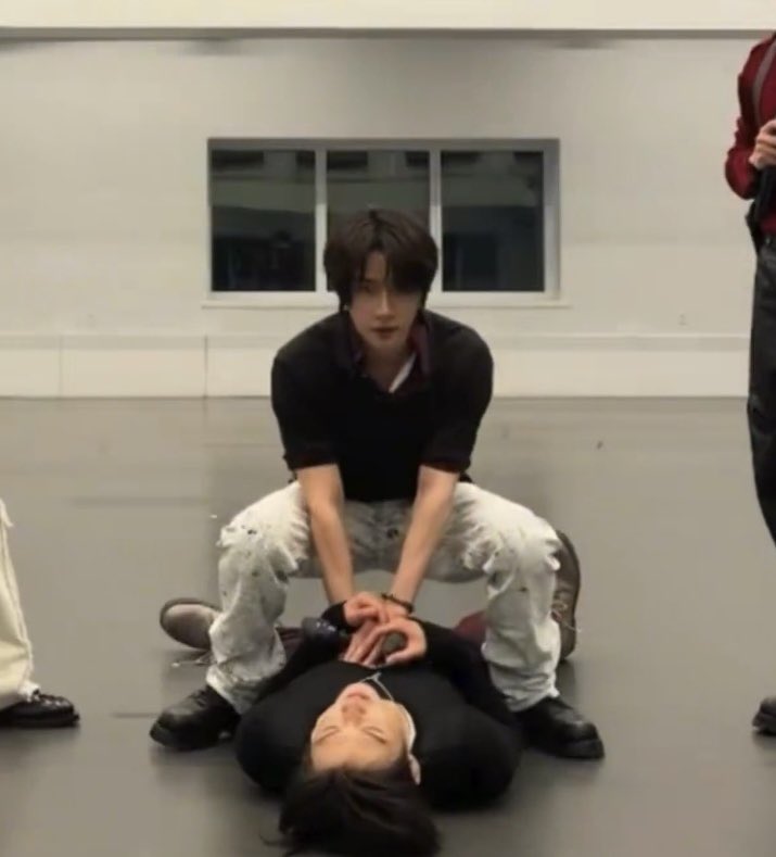 913kkyu's tweet photo. i wonder if beomjun are aware of just how often they end up in some sort of variation of this exact position https://t.co/a70oy702kP