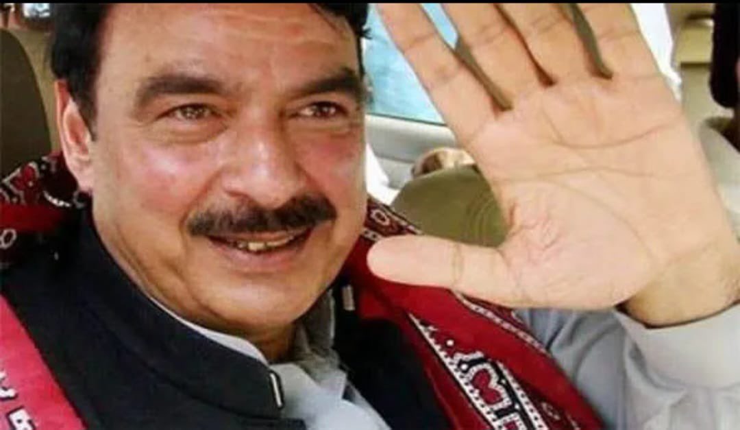 bpk69's tweet photo. موجودہ حالات میں شیخ رشید اکلوتے شخص ہیں جن کو لیکر انتظامیہ پریشان ہے کہ ان کا کیا کیا جائے ؟
اول انہیں پی ٹی آئی چھوڑنے کا نہیں کہہ سکتے کیونکہ شیخ کبھی پی ٹی آئی میں تھے ہی نہیں۔
دوم ان کی پارٹی بھی نہیں توڑ سکتے کیونکہ اس پارٹی میں ایک ہی بندہ ہے۔
سوم بیوی کو بھی نہیں اُٹھا سکتے کیونکہ بیوی بھی نہیں ہے ۔
چہارم بچوں کی دھمکی بھی نہیں دے سکتے کیونکہ بچے بھی نہیں ہیں ۔

سنگل لائف از بیسٹ
نہ ڈھولا ہوسی ... نہ رولا  ہوسی 😆😂🥴🤧
#کاپی