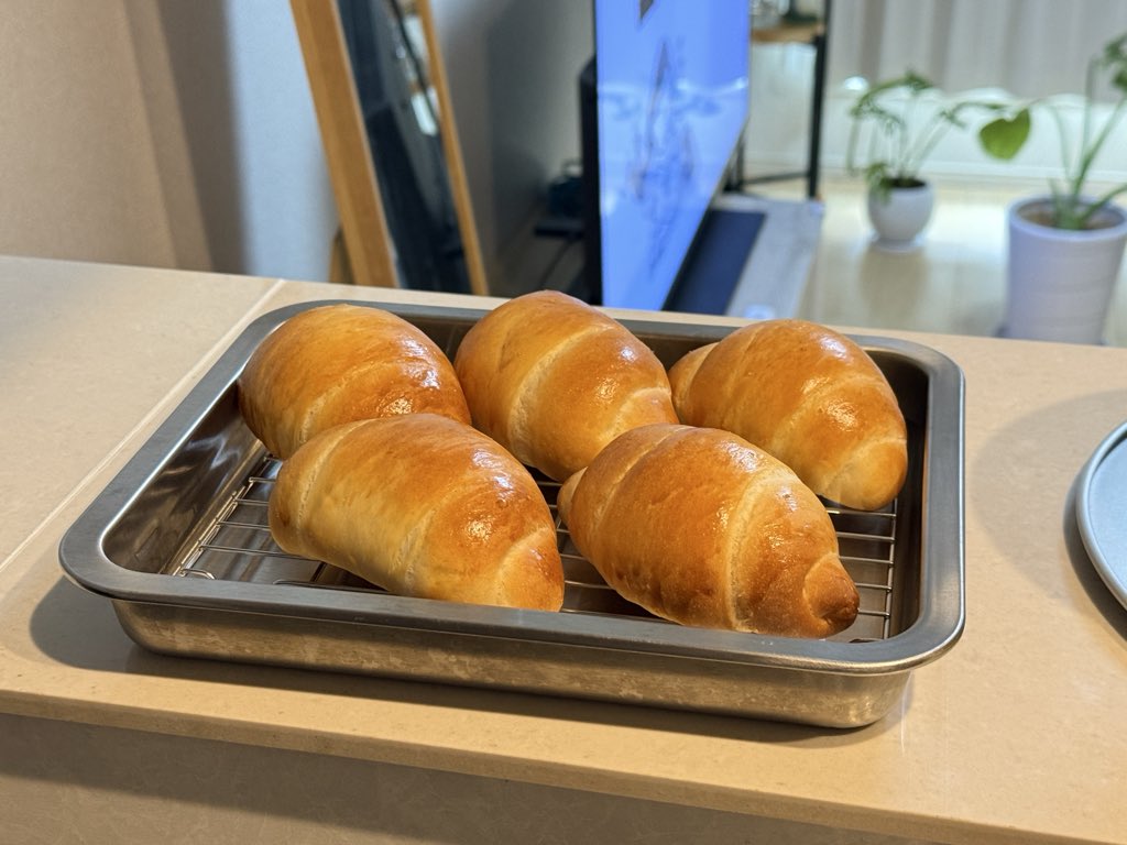 2525_haru_'s tweet photo. お久しぶりです🐰
新居でやっとパンを焼けるようになりました！

新しいオーブン焼きムラなくて素敵✨ https://t.co/YHxYT8zlsD