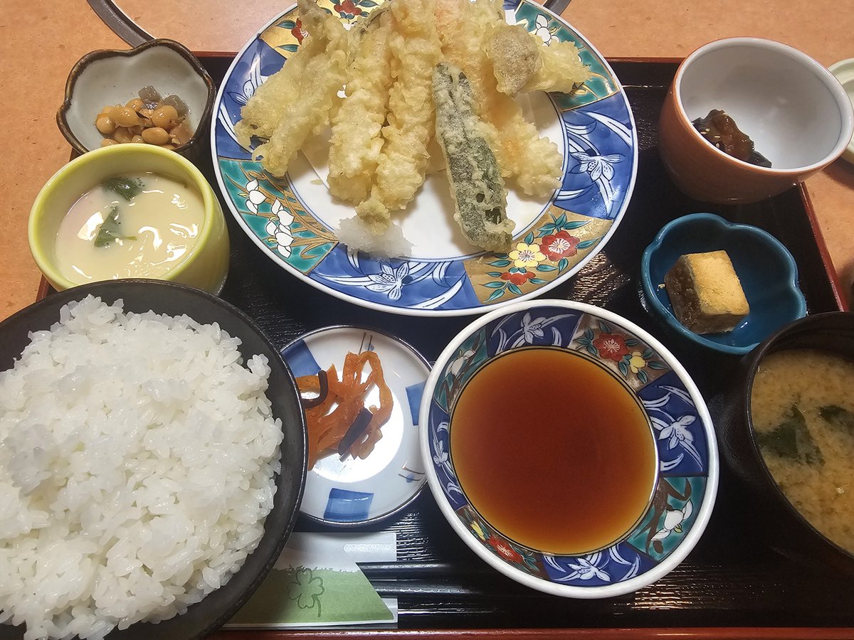 carp_beck's tweet photo. 忘れてました(´>∀<｀)ゝ
「今日の外現場飯」
天ぷら(o🍤'▽')o🍤 https://t.co/sTaIrX90T1