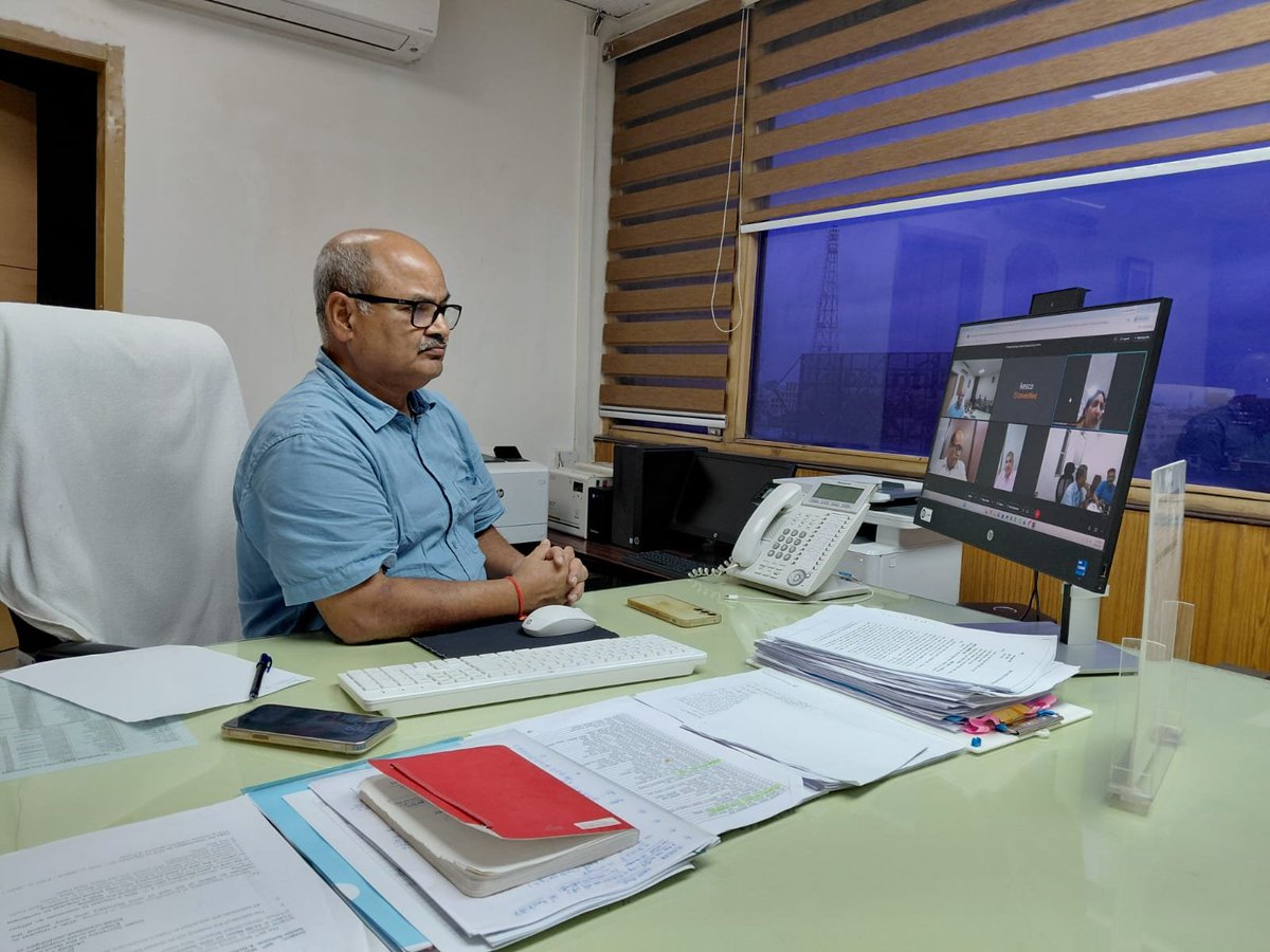 UPPCLLKO's tweet photo. शक्ति भवन से बिजली आपूर्ति की लगातार मॉनिटरिंग जारी।
प्रमुख सचिव, ऊर्जा एवं अध्यक्ष, उत्तर प्रदेश पावर कारपोरेशन लि0 श्री रणवीर प्रसाद के निर्देशों के अनुपालन में, शक्ति भवन द्वारा राज्य स्तर पर निरंतर निगरानी रखी जा रही है।
इसी क्रम में निदेशक (वितरण) श्री जी0डी0 द्विवेदी स्वयं शक्ति भवन कंट्रोल रूम से पूरे प्रदेश की बिजली व्यवस्था की वर्तमान स्थिति की जानकारी ले रहे हैं। बिजली व्यवस्था को सुचारू बनाए रखने के लिए सभी आवश्यक कदम उठाए जा रहे हैं।
#UPPCL #पावरसप्लाई

@CMOfficeUP
@EMofficeUP 
@aksharmaBharat 
@mduppcl