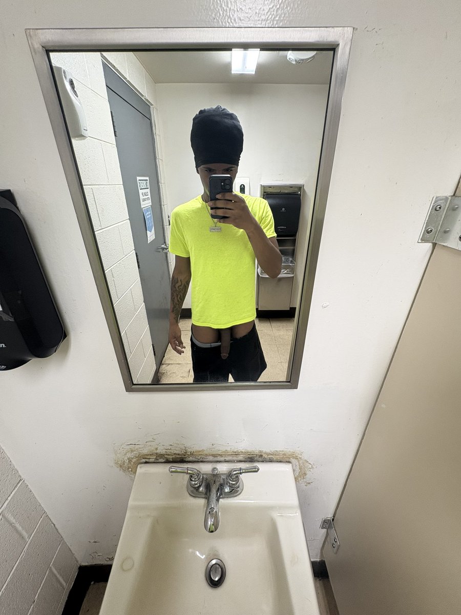 mrmakehercum4's tweet photo. i be at work bored thinkin bout u😓 https://t.co/NdQc2CqCr1