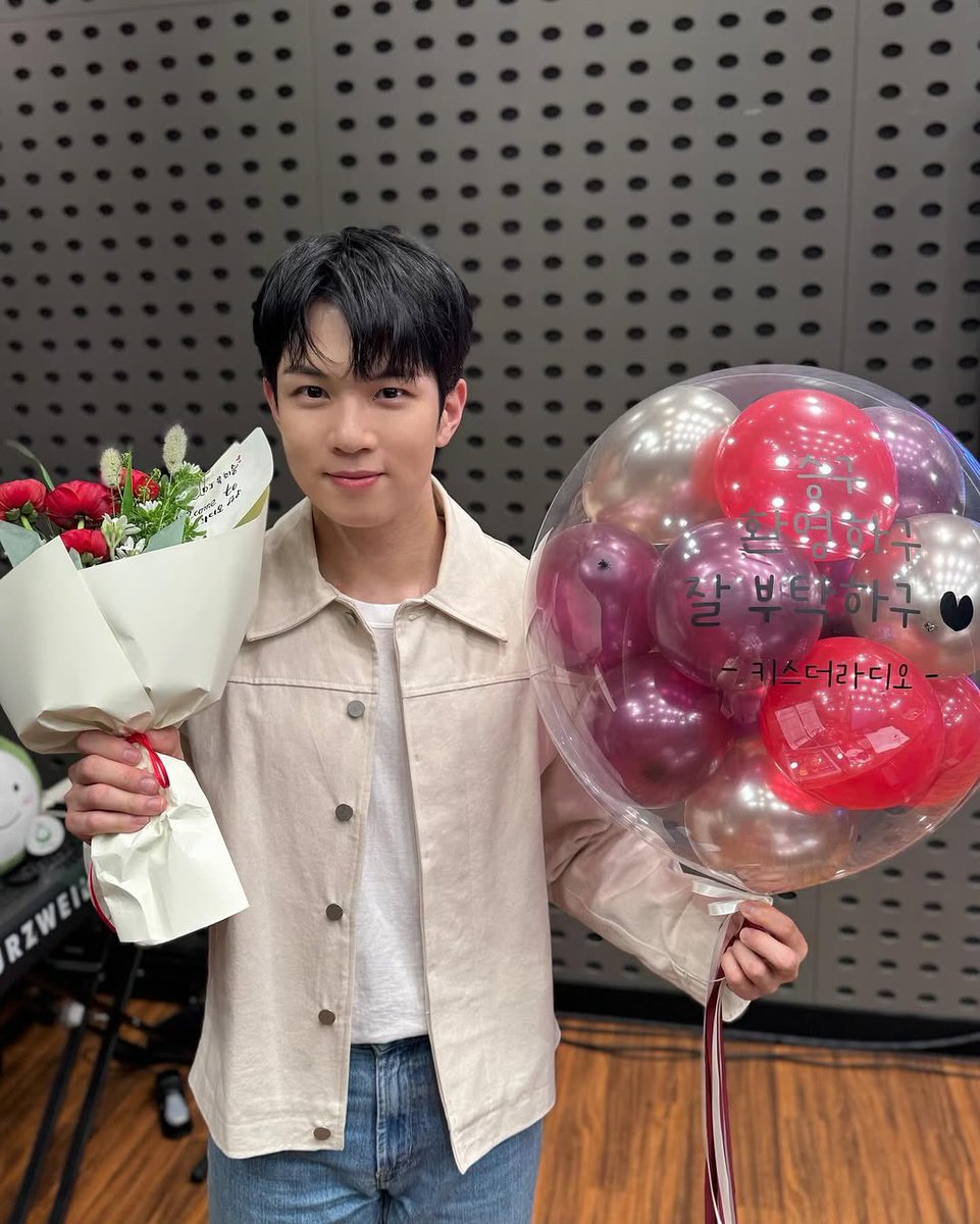 hwengchi_star's tweet photo. 🐰🌹✨

#DAILYHWESEUNG #엔플라잉 #유회승 #Nflying #YooHweSeung https://t.co/X0mC6zocSb