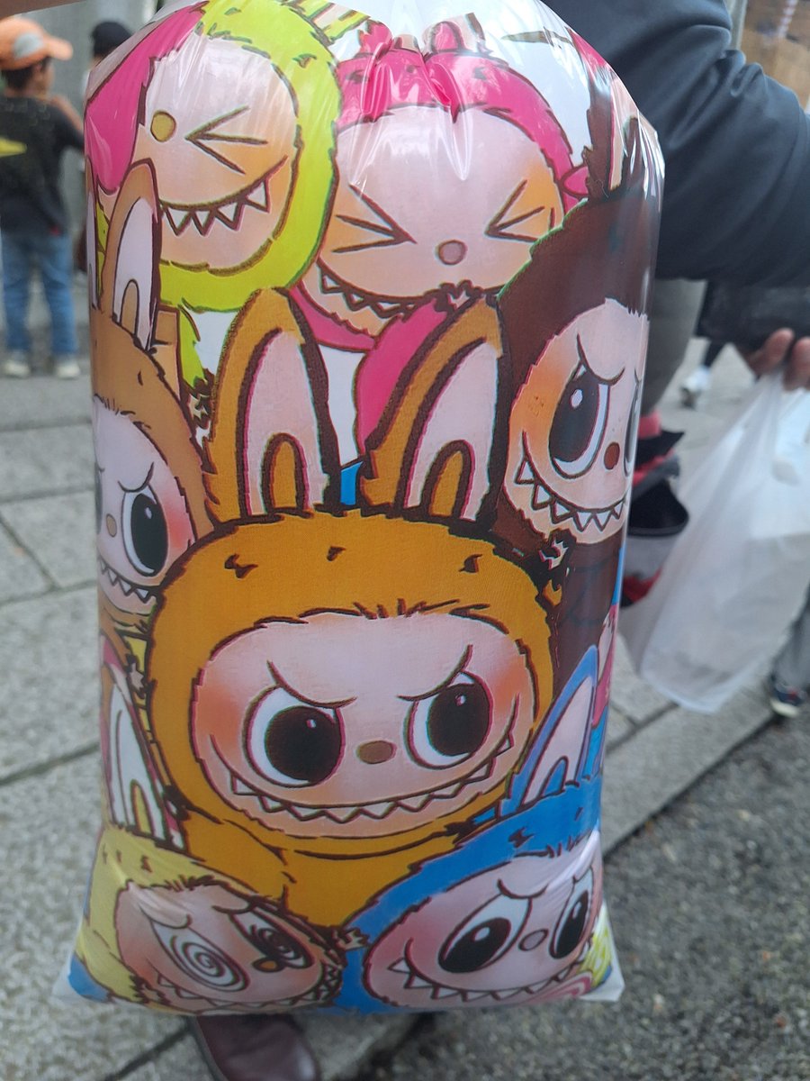 kyompknmix's tweet photo. 午後から雨降るからと、午前中お祭り行って少し前に帰ってきた😄
谷保天満宮の秋の例大祭🥳
初めて見に行ったんだけど、すごく綺麗だし、迫力があった！
谷保駅から谷保天満宮まで万灯行列！！
天満宮に、露店が出てたから、チョコバナナとわたあめを買った～！！
パパの弟夫婦も来てたから、一緒に写真撮った😆顔出しNGで🙏かなり久しぶりに会ったんだけど、どんどんママに似てきたね～！って言われた😅

#谷保駅前ロータリー
#谷保天満宮秋の例大祭　万灯