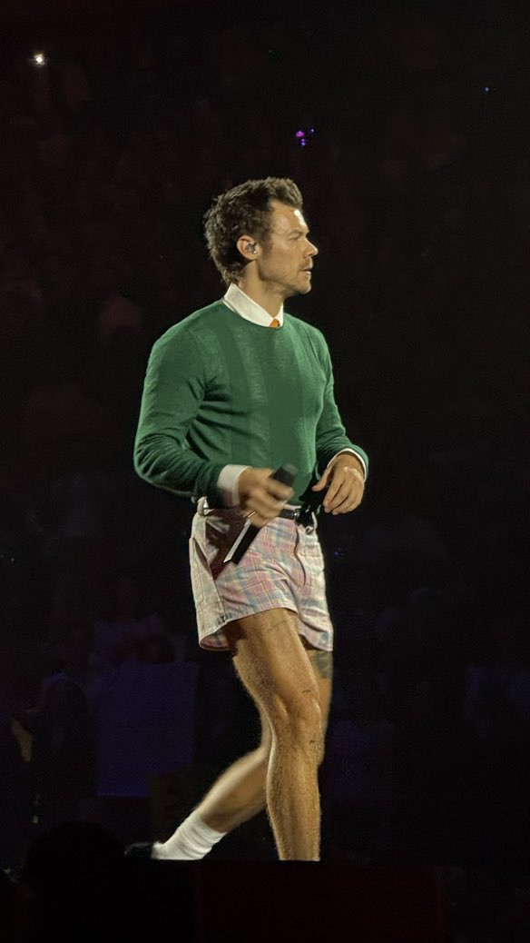 viewsyerpdctfvn's tweet photo. i'm literally going to have to contour my knees for my harryween costume 🙃 https://t.co/pm2ON2magX
