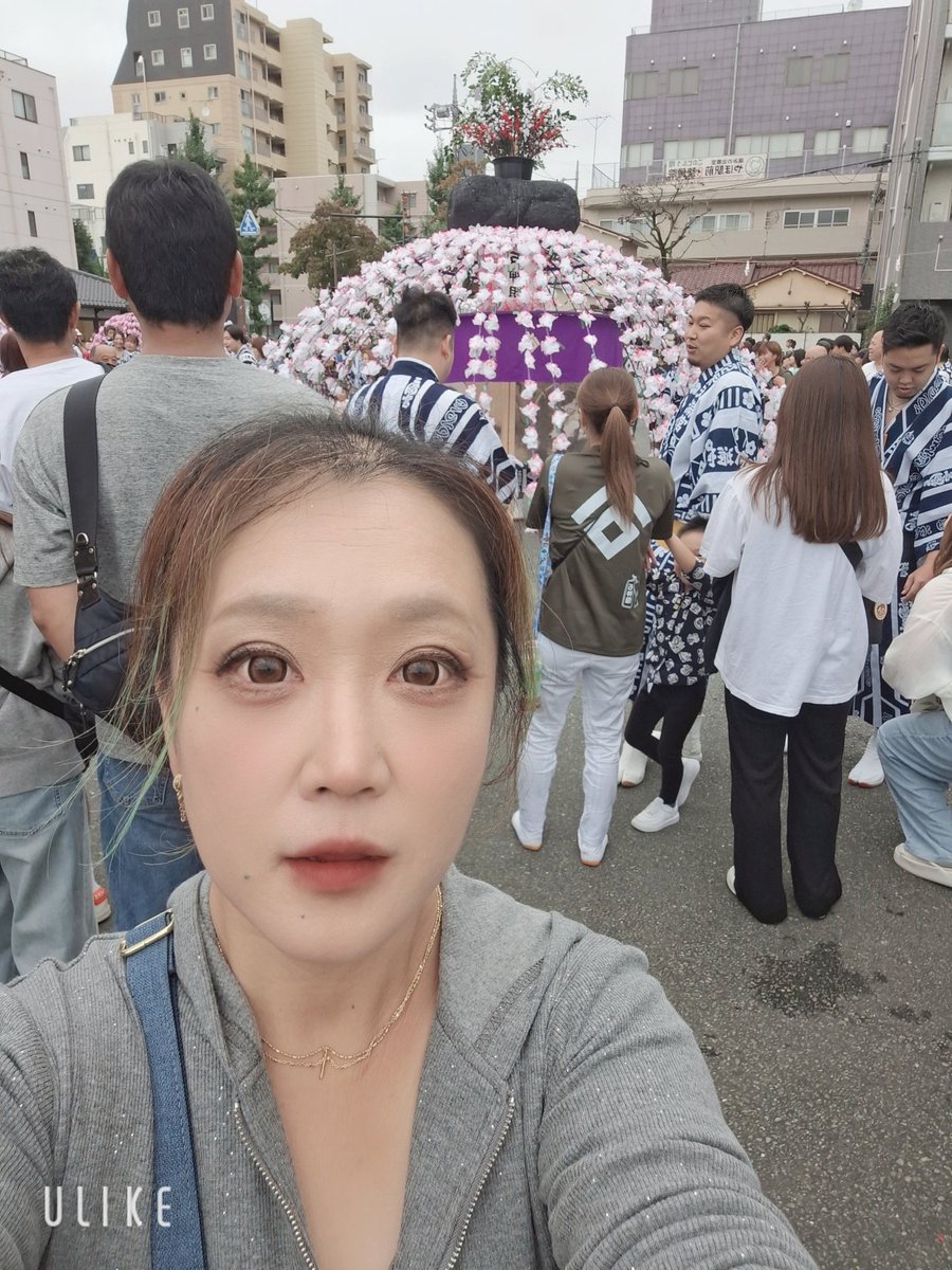kyompknmix's tweet photo. 午後から雨降るからと、午前中お祭り行って少し前に帰ってきた😄
谷保天満宮の秋の例大祭🥳
初めて見に行ったんだけど、すごく綺麗だし、迫力があった！
谷保駅から谷保天満宮まで万灯行列！！
天満宮に、露店が出てたから、チョコバナナとわたあめを買った～！！
パパの弟夫婦も来てたから、一緒に写真撮った😆顔出しNGで🙏かなり久しぶりに会ったんだけど、どんどんママに似てきたね～！って言われた😅

#谷保駅前ロータリー
#谷保天満宮秋の例大祭　万灯
