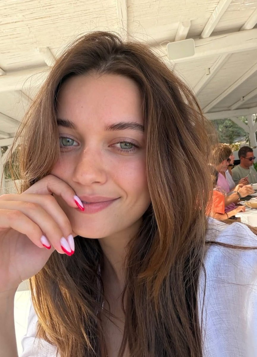 yslgirlx's tweet photo. Afra saraçoğlu https://t.co/NzBxD5GdSP