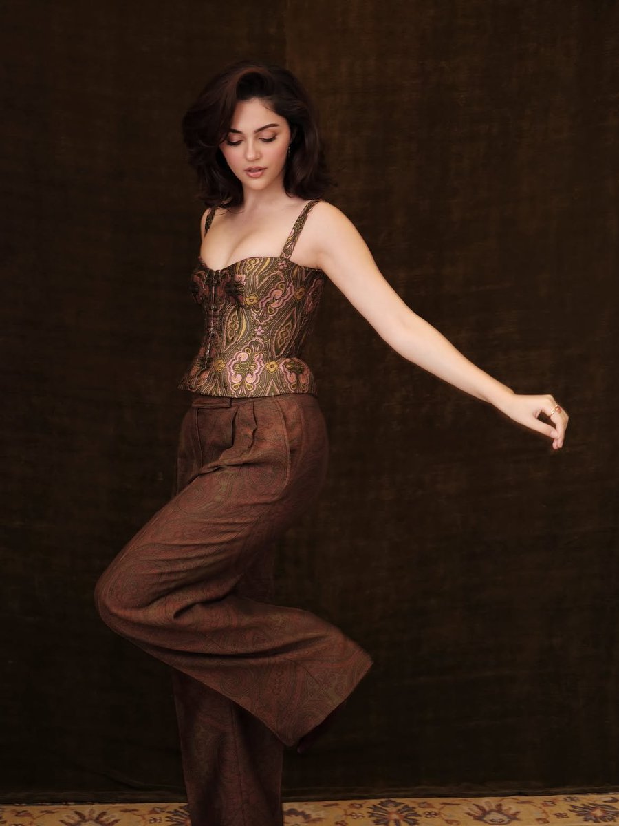 filmfare's tweet photo. #AneetPadda looks every bit stunning in a rustic corset top and pants, bringing her own flair to the look. ✨🤎

#FilmfareFashion #Celebs https://t.co/FlinmU0hfe