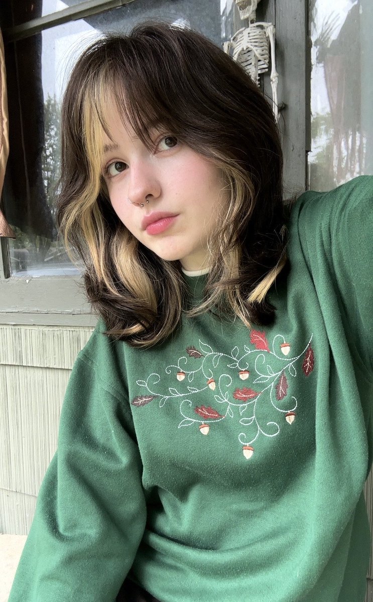 cloversockss's tweet photo. new sweater :3 https://t.co/XXqZ5V55Ew