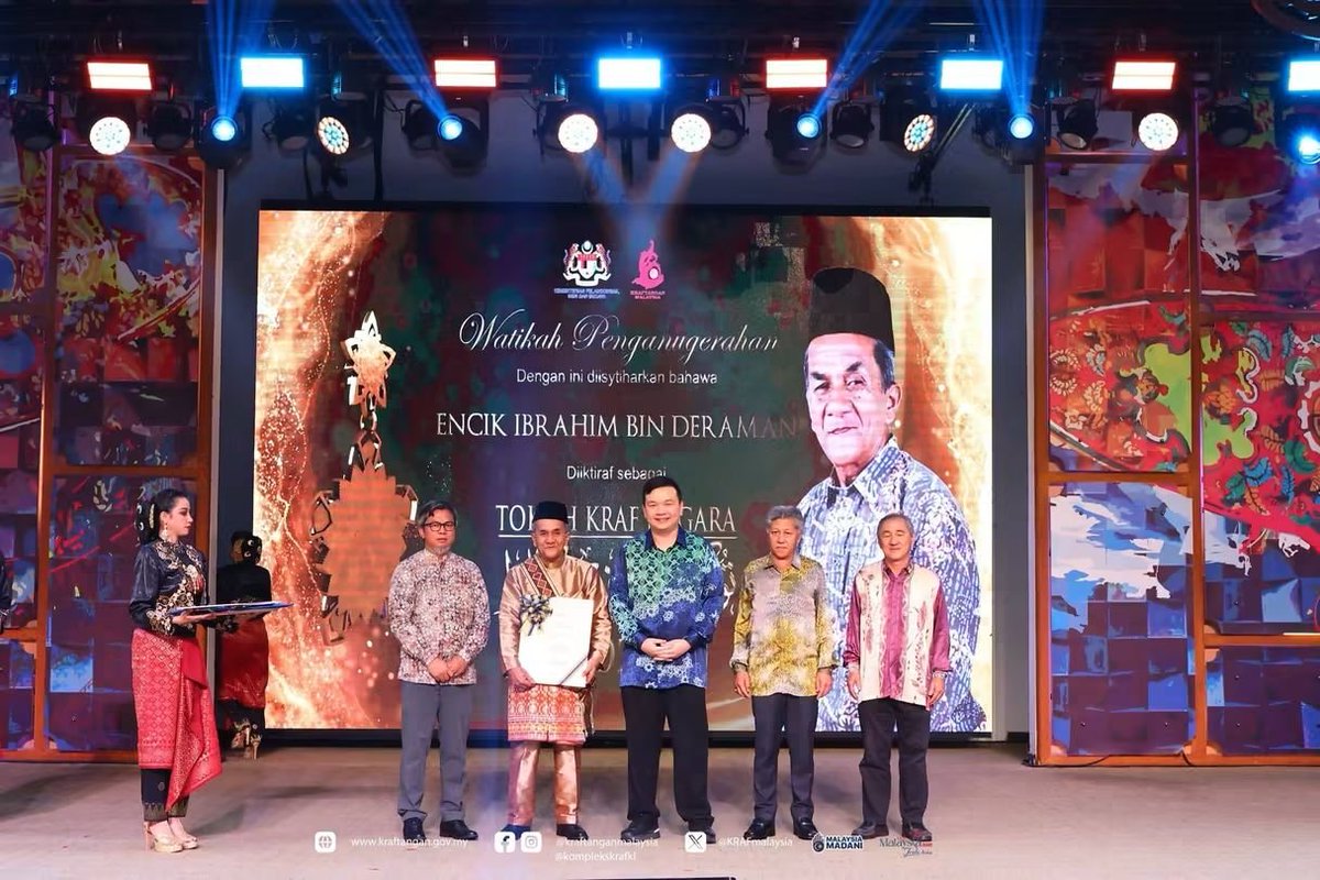 pkkelantan's tweet photo. Ucapan setinggi-tinggi tahniah dan penghargaan kepada Encik Ibrahim bin Deraman, Adiguru Kraf Batik Terap yang dinobatkan sebagai Tokoh Kraf Negara Tahun 2026. https://t.co/8BXeIarEKt