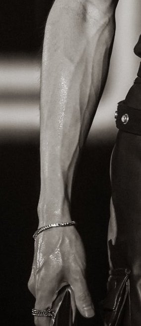 whiterosesjjh's tweet photo. jaehyun’s veiny hand omg the real 30 sexy https://t.co/rgM52QrHXH