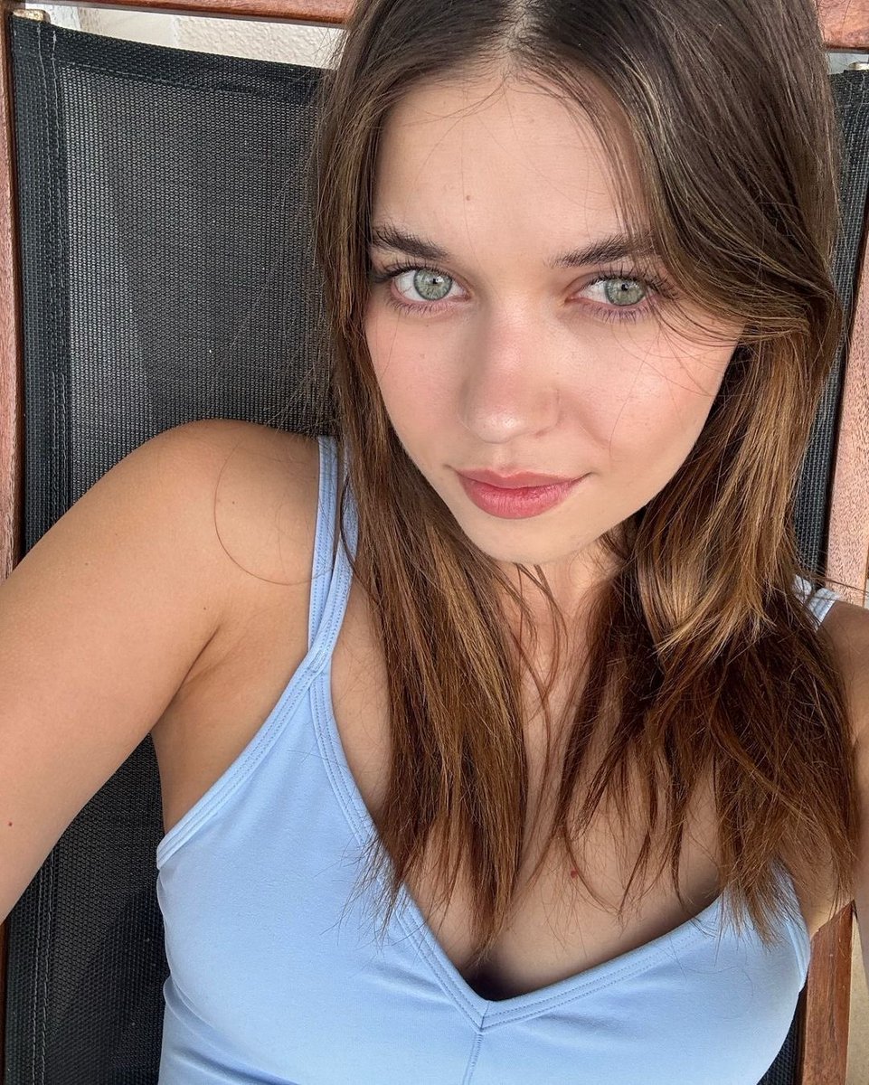 yslgirlx's tweet photo. Afra saraçoğlu https://t.co/dR9AMuTPs1