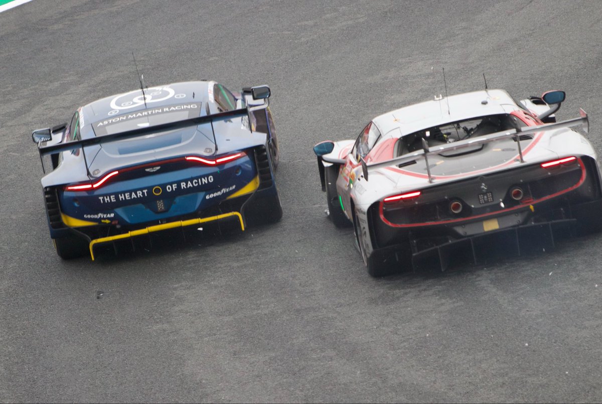 takeru_bianchi's tweet photo. 文字通りゴリゴリ言わせてる争い。細かい破片が飛んでる
#WEC #WECjp #6HFUJI #富士スピードウェイ https://t.co/Kus00z4Sdh