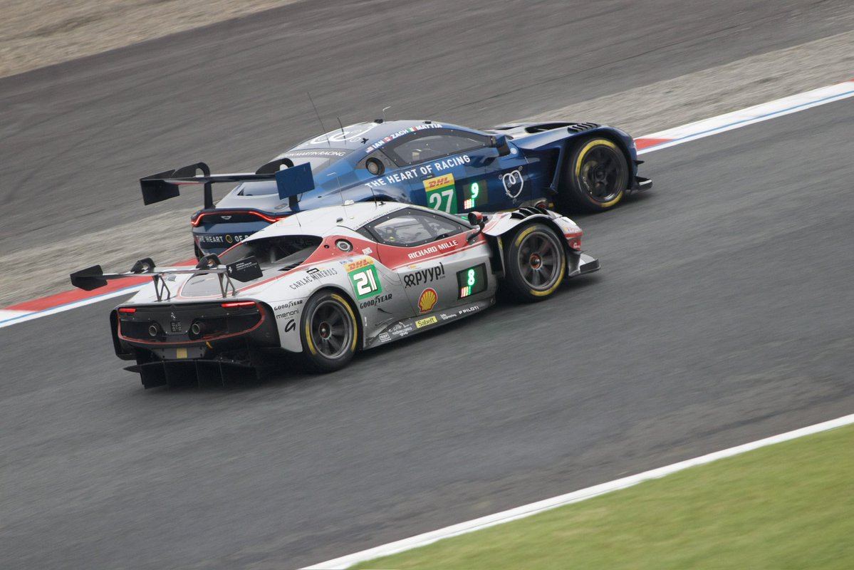 takeru_bianchi's tweet photo. 文字通りゴリゴリ言わせてる争い。細かい破片が飛んでる
#WEC #WECjp #6HFUJI #富士スピードウェイ https://t.co/Kus00z4Sdh