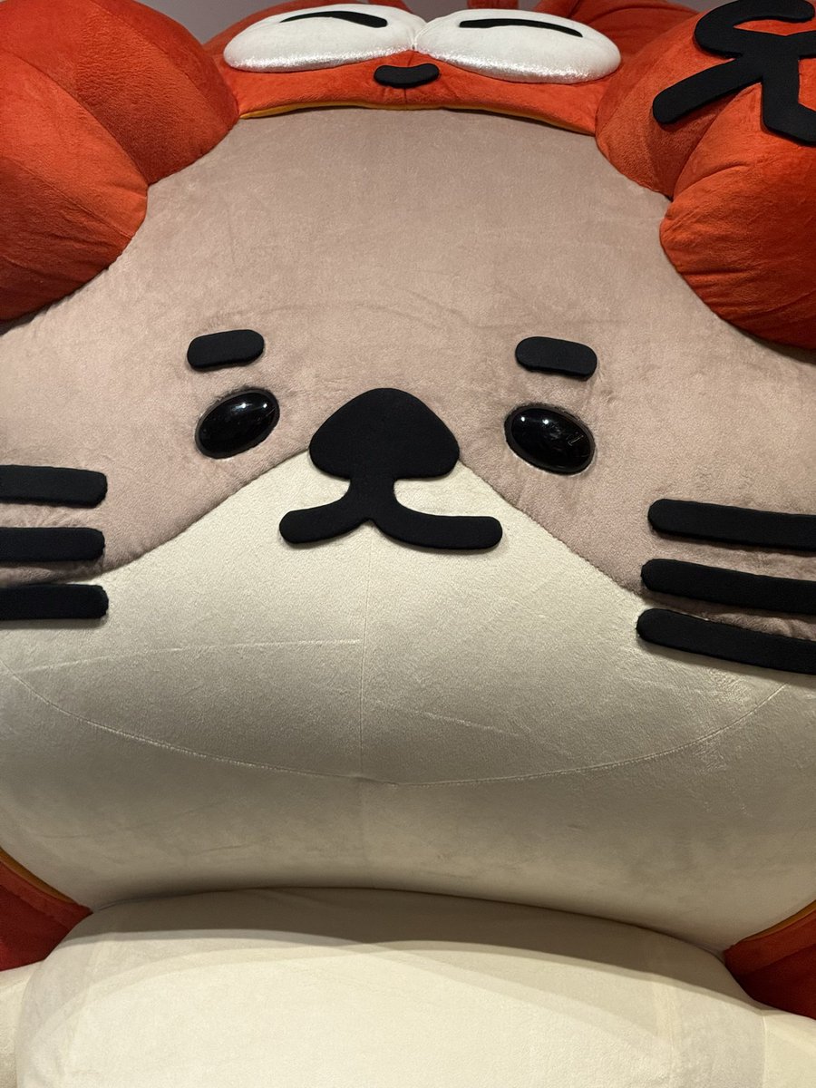 jedwonni's tweet photo. ว่าแน้ว คุ้นมาก ล้นเฟรมเหมือนกานเป๊ะะะ https://t.co/n6wdSkXaW9