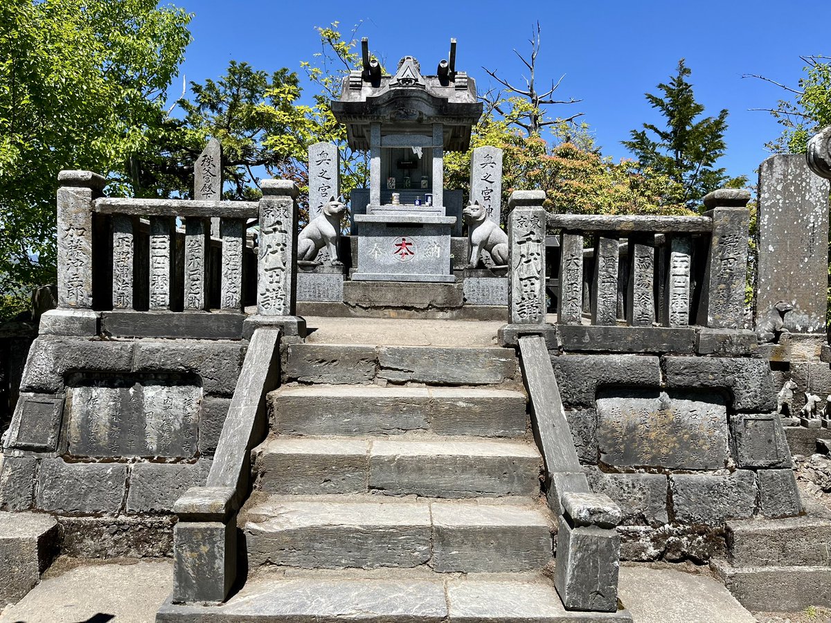 yoshiharuhabu's tweet photo. ５６歳を迎えました。そこで９月までを振り返ってみました。一番印象に残った出来事は、三峯神社の山頂にある奥宮への参拝です。片道１時間半かけ進み、奥宮手前はチェーンを登る山道を越えると澄み渡る絶景が広がり大変素晴らしかったです。熊が出ると看板にあり熊鈴を鳴らしながらの行き帰り、帰り道には私がハブだからか大きな蛇にも出会いました。無心で歩くとむせるほどの緑の香りと滝と透明感のある空、頭も心も空っぽにし自然に触れるひとときは生きてるという実感を強く感じることができました。慌ただしく都会に生きていると、自分が生身の人間なのか、心も生きているのかと問う曖昧な存在に思う時がありますが、この日は深く深呼吸し良いリセットとなりました。人生折り返しの年齢と言われる歳ではありますが、今の年齢の自分と上手く向き合いながら、挑戦と後悔をも味方につけて人生の果てまで登山の歩みをマイペースに続けられたらと考えています。
今年も一年どうぞよろしくお願いします。