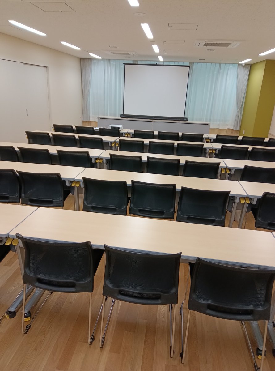 cc_hanedaasahi's tweet photo. 第三集会室は、広さ８９㎡、定員５０名のお部屋です😀
集会、研修だけでなく、卓球もできます（卓球台は２台利用可能です）🏓

#コミュニティセンター羽田旭　#大田区　#羽田　#集会室　#卓球 https://t.co/uCnLE62tIO