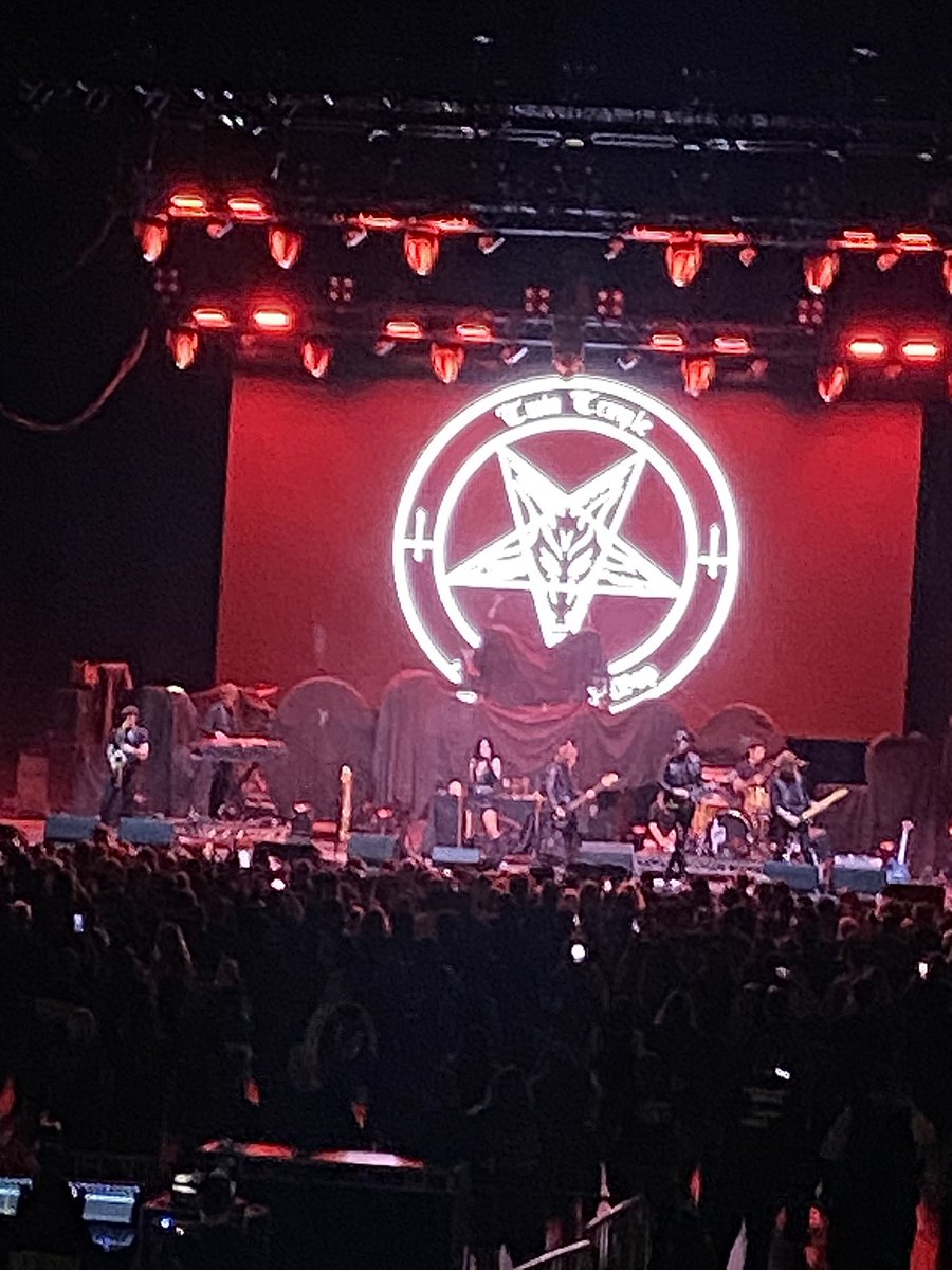 ghoulbbby's tweet photo. i should have known better to grab a floor/barricade spot instead of picking a seat but regardless i had a nice time seeing them! #twintemple https://t.co/ut0NXVXMJg