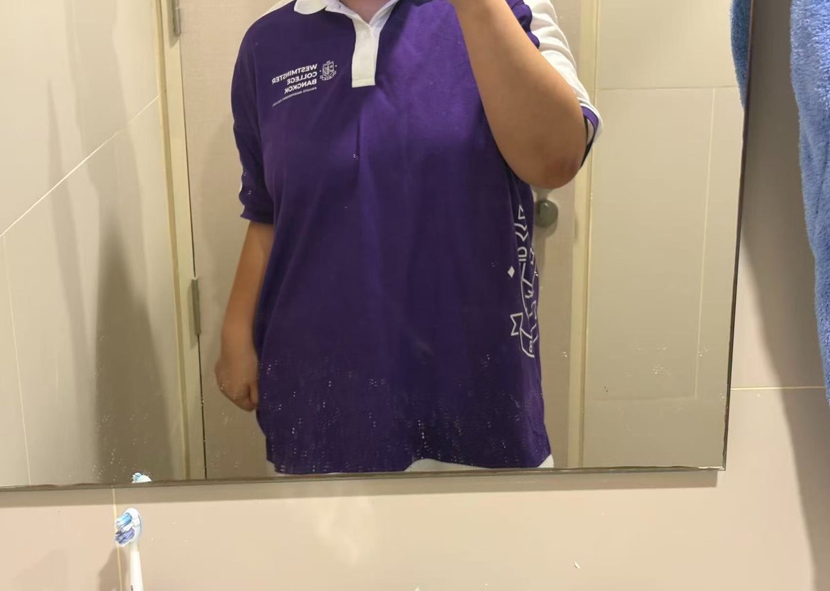 PuppetQin's tweet photo. I feel like my school uniform doesn't look good.🥹🥹🥹I've been torn about whether or not to wear it. https://t.co/Wg4UaQIwjO