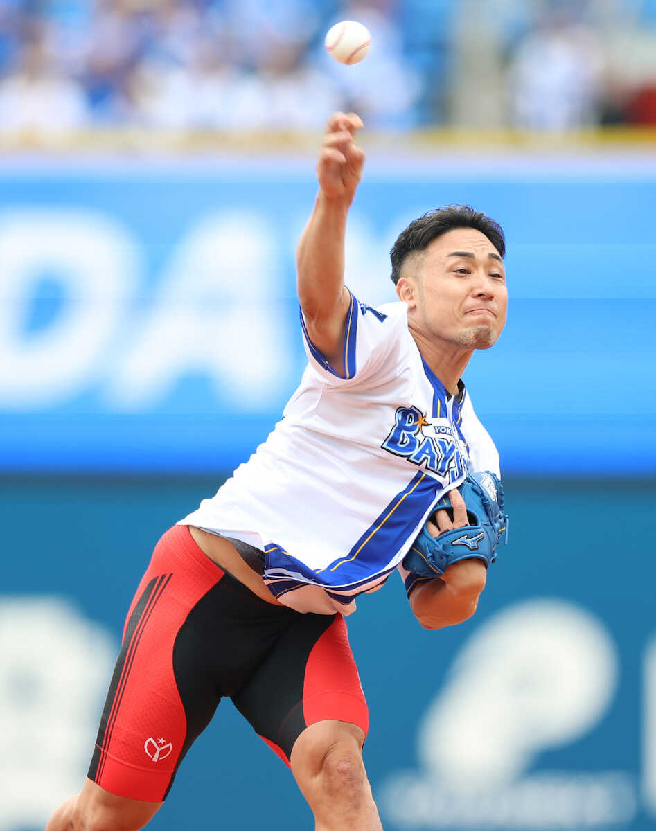 sponichikeirin's tweet photo. 【#郡司浩平 が躍動！】
ハマスタのDeNA―広島戦で始球式。背番号「99」のユニホームで捕手役の松尾に思い切って投げ込むもボールは高めに浮いた。「80点。いい経験をさせてもらいました」。横浜商時代は野球部で外野手。夏の大会、ハマスタで試合をした経験もあるそうだ

#スポニチ #競輪 https://t.co/s2wdhqrDvo