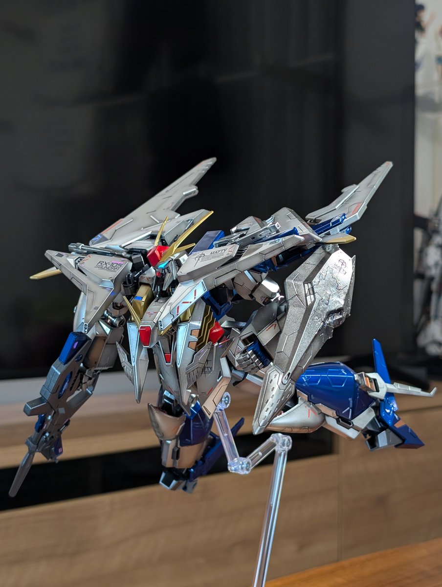 oimliZjE6z9TAtQ's tweet photo. HG クスィーガンダム（キルケーの魔女）
完成！
まずカッコイィ！😆
青と赤部分はキャンディ塗装、白部分は黒立ち上げジェラルミンのグラデしてみました😊
シールドダメージ部分はベースエアブラシ、上からマーカーでチョチョイ🧑‍🎨
そりゃギギも惚れてまうやろー😍
#ガンプラ
#ガンプラ好きと繋がりたい https://t.co/ynbyRdrBd8