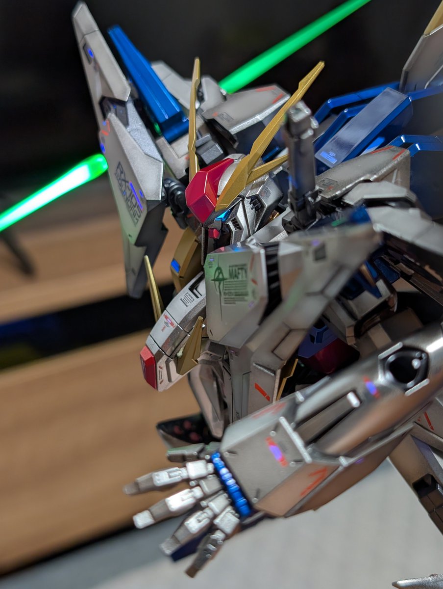oimliZjE6z9TAtQ's tweet photo. HG クスィーガンダム（キルケーの魔女）
完成！
まずカッコイィ！😆
青と赤部分はキャンディ塗装、白部分は黒立ち上げジェラルミンのグラデしてみました😊
シールドダメージ部分はベースエアブラシ、上からマーカーでチョチョイ🧑‍🎨
そりゃギギも惚れてまうやろー😍
#ガンプラ
#ガンプラ好きと繋がりたい https://t.co/ynbyRdrBd8