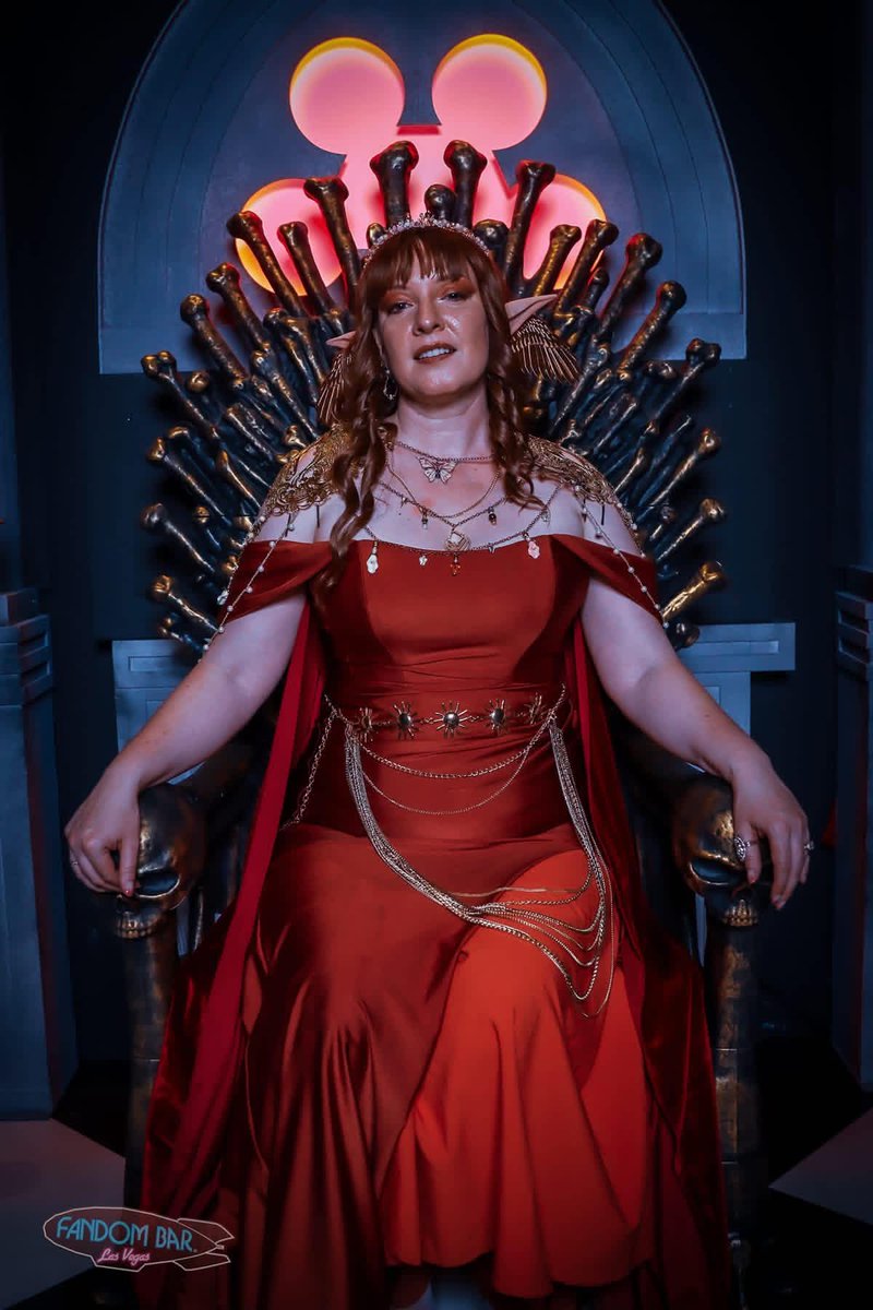 KeelinAnn's tweet photo. Bow to the Queen of Pumpkin Spice! 

Photos by: Egonzo Photos 📸
Location: Fandom Bar - Las Vegas

#InterviewWithTheVampire #VampireBall #VampireCosplay #DarkRomance #Lestat #CosplayParty #LasVegasEvents #VegasNightlife #FandomBar #BloodAndVelvetBall https://t.co/PKEwkYYL1w