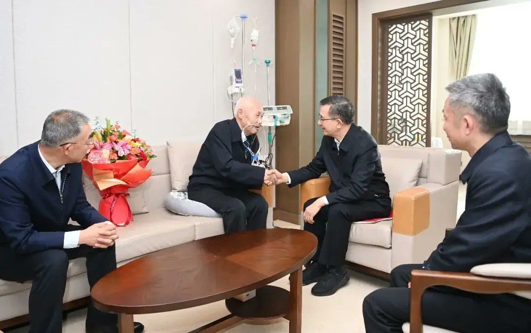 FollowCnRules's tweet photo. 新任青海省委书记罗东川，看望退休的正省级老同志。从中可以一窥中共高级干部病房的豪华。 https://t.co/J8mOKNpF9n