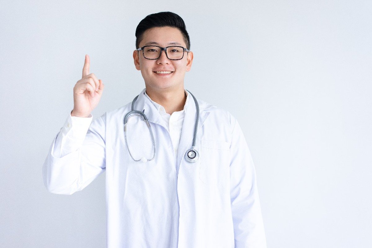 LambeSahamjja's tweet photo. guys lu pada tau gak nih ada dokter yang gugat kewajiban internship ke mahkamah konstitusi

dokternya namanya bagas putra iyana gugat pasal 216 ayat 1 uu kesehatan nomor 17 tahun 2023

dia anggep kewajiban internship batesin hak kerja padahal dia udah lulus pendidikan profesi uji kompetensi dan udah sumpah dokter

dia juga keberatan soal penempatan internship yang batesin kebebasan milih tempat praktik sendiri

bagas soroti beban ekonomi peserta internship yang kerja dengan tanggung jawab nyata tapi cuma dapet bantuan biaya hidup yang gak sebanding sama kebutuhan di lokasi penempatan

dia gak masalahin tujuan internship buat ningkatin kompetensi tapi mempersoalkan kewajibannya yang berlaku mutlak buat semua dokter

dia minta mk nyatain frasa wajib ikut internship di pasal itu bertentangan sama uud 1945

ini juga nyambung sama isu yang lagi rame soal 6 dokter internship yang meninggal dalam 5 bulan terakhir yang bikin kemenkes perketat skrining mental dan batesin jam kerja