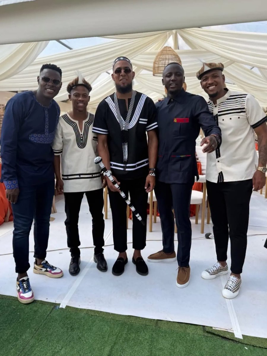 AkanimiltonM's tweet photo. Kaizer Chiefs players attended Nkosingiphile Ngcobo and his wife’s umembeso ceremony to show their support. ❤️🫂

Amakhosi family standing together.👏🏽🔥 https://t.co/0widij3riZ